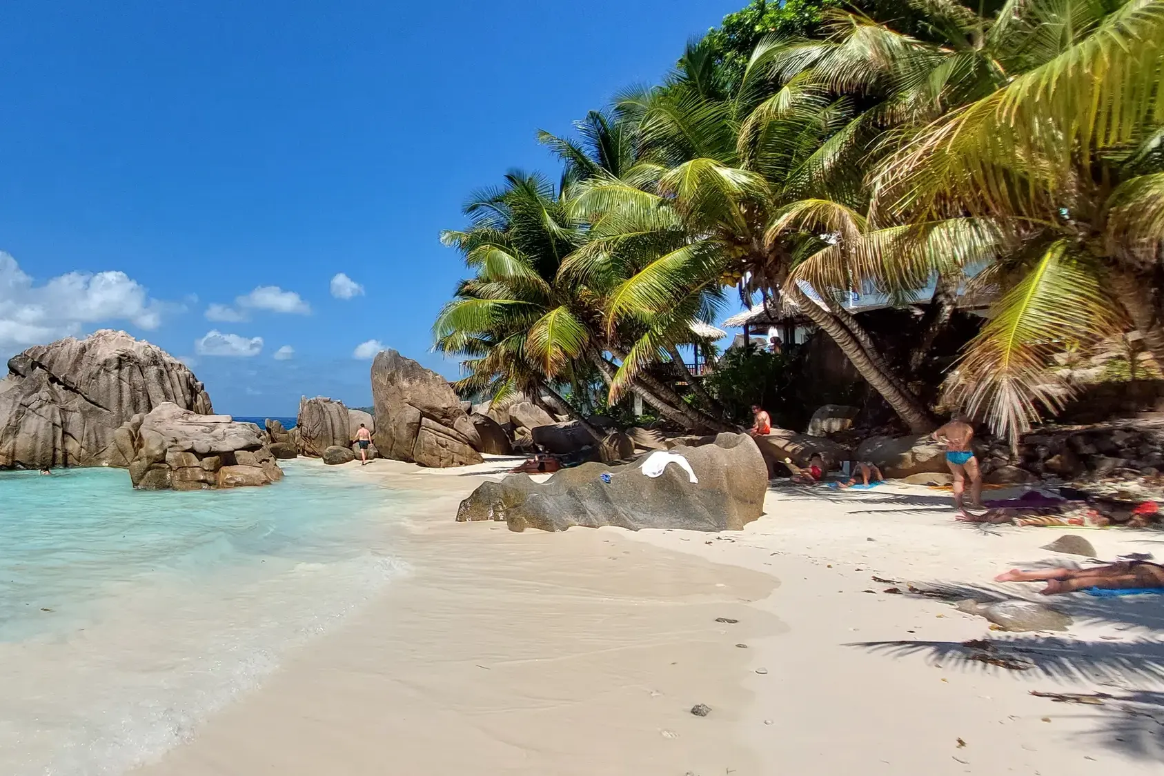 Der berühmte Strand Anse Source d'Argent auf La Digue mit feinem Sand, markanten Granitfelsen und saftig grünen Palmen ist Ausflugsziel bei der Rundreise im Indischen Ozean mit Studiosus.