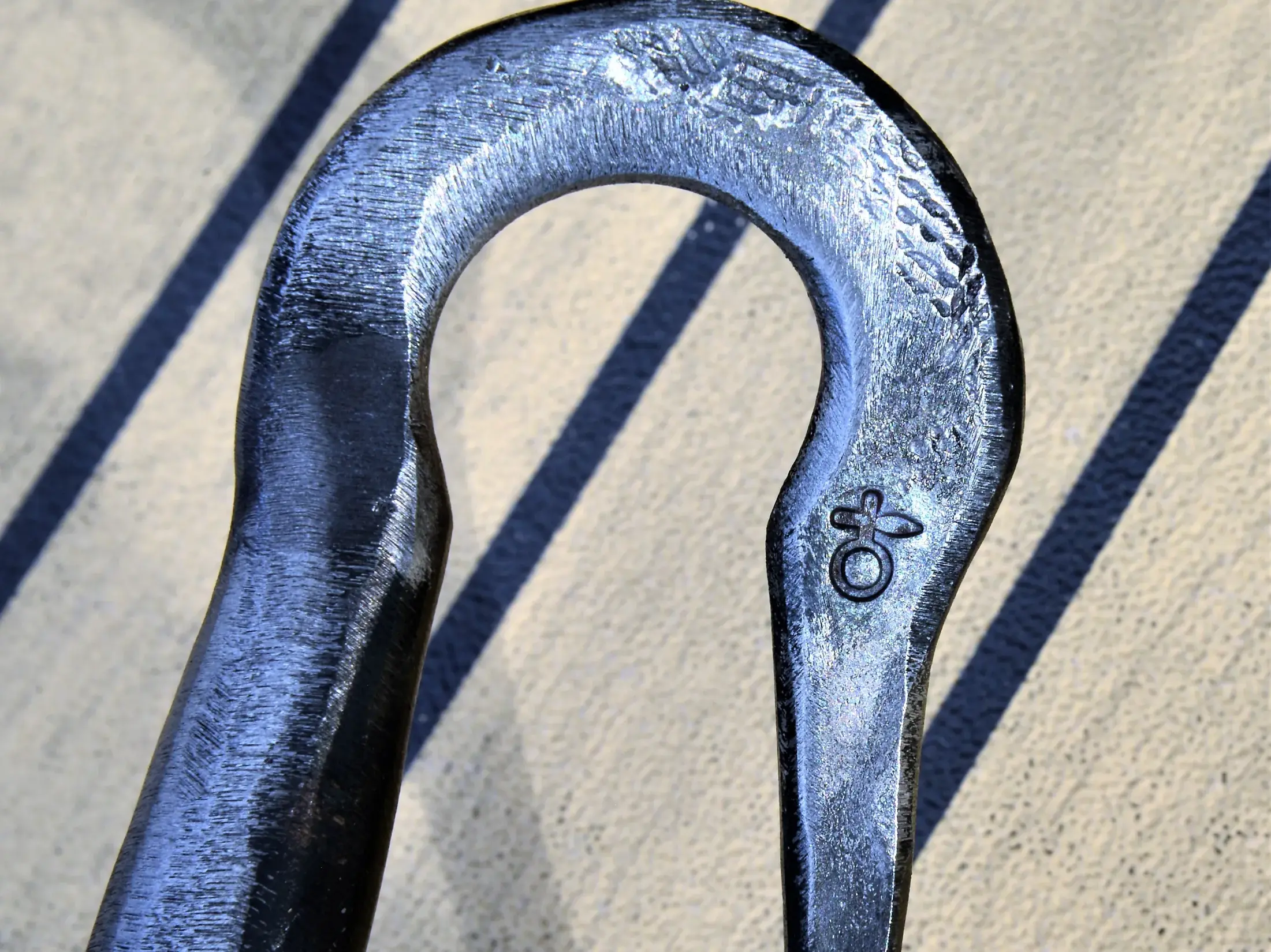 Nahaufnahme des handgeschmiedeten Schäferhakens als Trophäe für den Hirtenstab der Trekkingreise in den Pyrenäen.