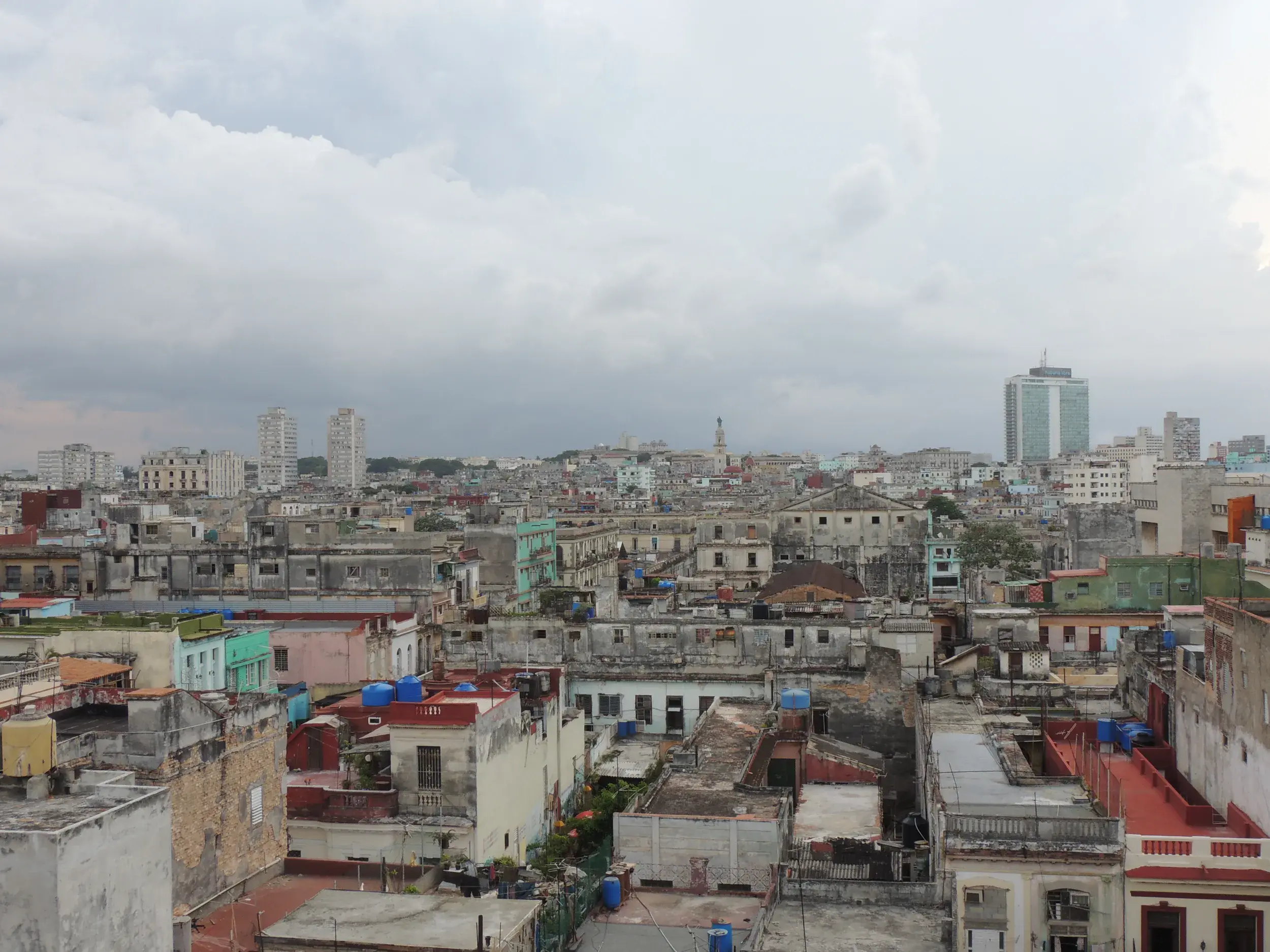 Weitläufiger Blick über die dichte Bebauung und die Dächer der Altstadt von Havanna mit ihrer typischen Architektur.