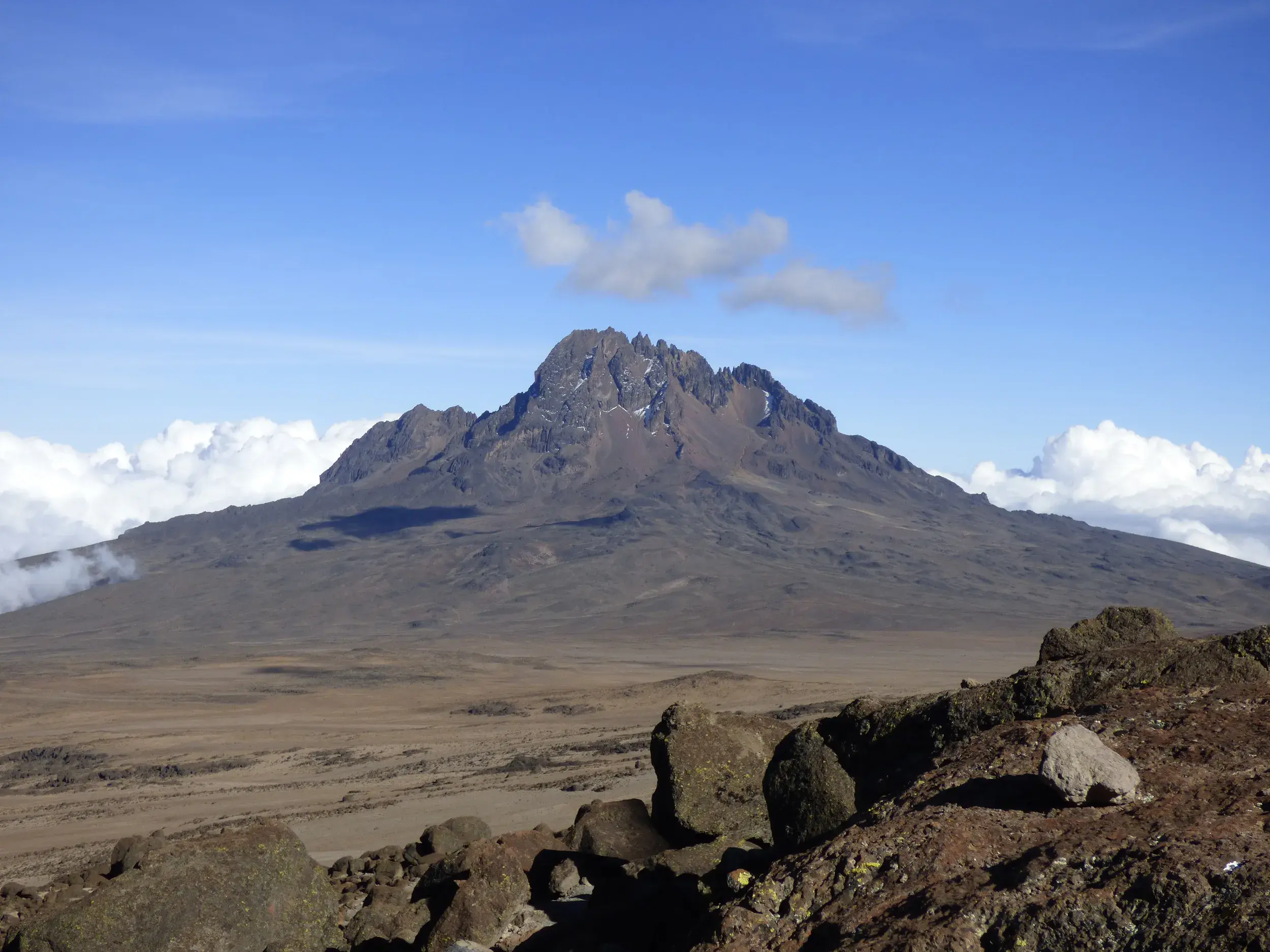 Majestätischer Blick auf den Mawenzi-Gipfel über die karge, alpine Landschaft des Kibo-Sattels am Kilimanjaro.