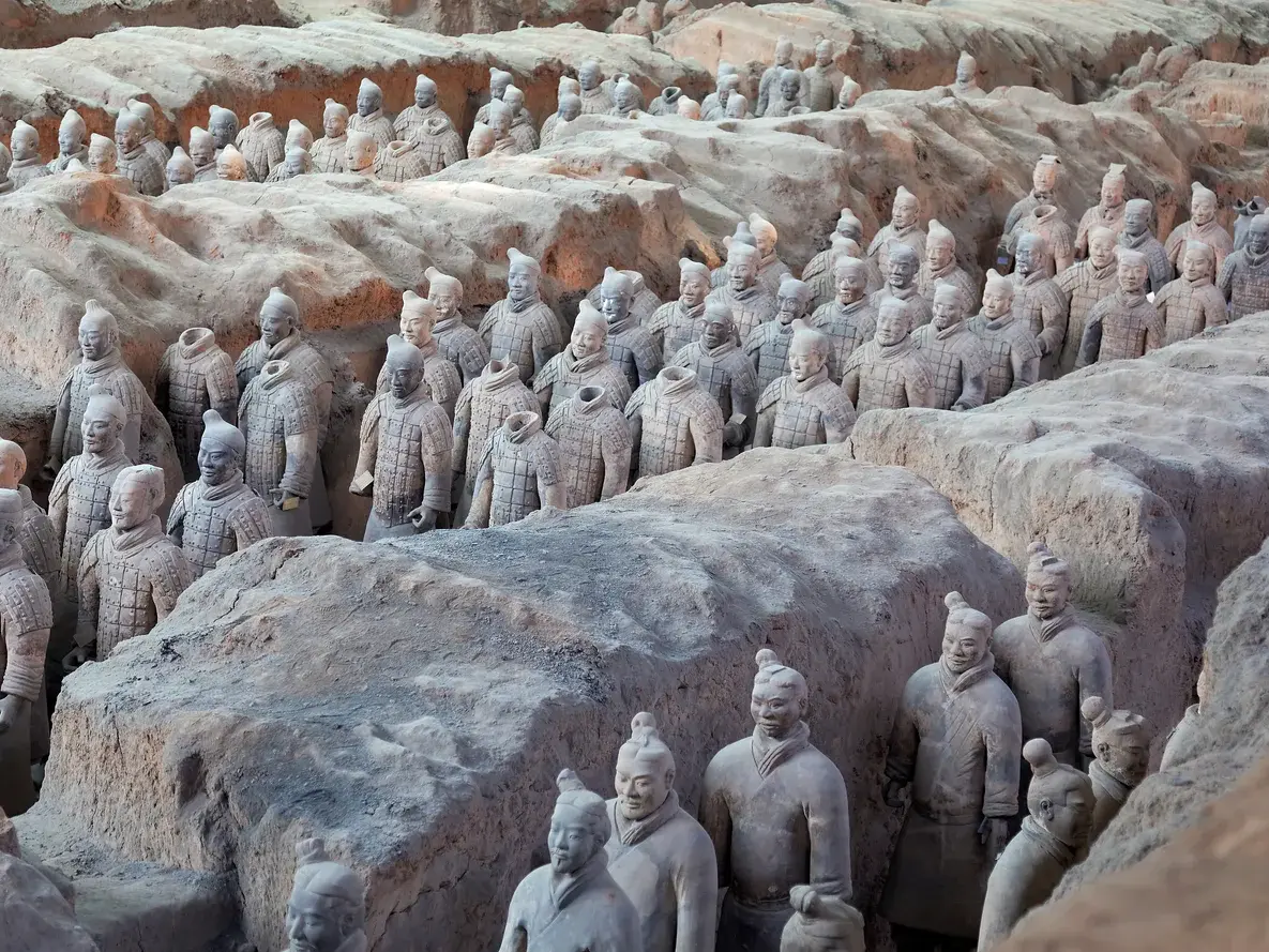 Hunderte lebensgroße Tonsoldaten der Terrakotta-Armee stehen in Formation in den Ausgrabungsgräben in Xian, China.
