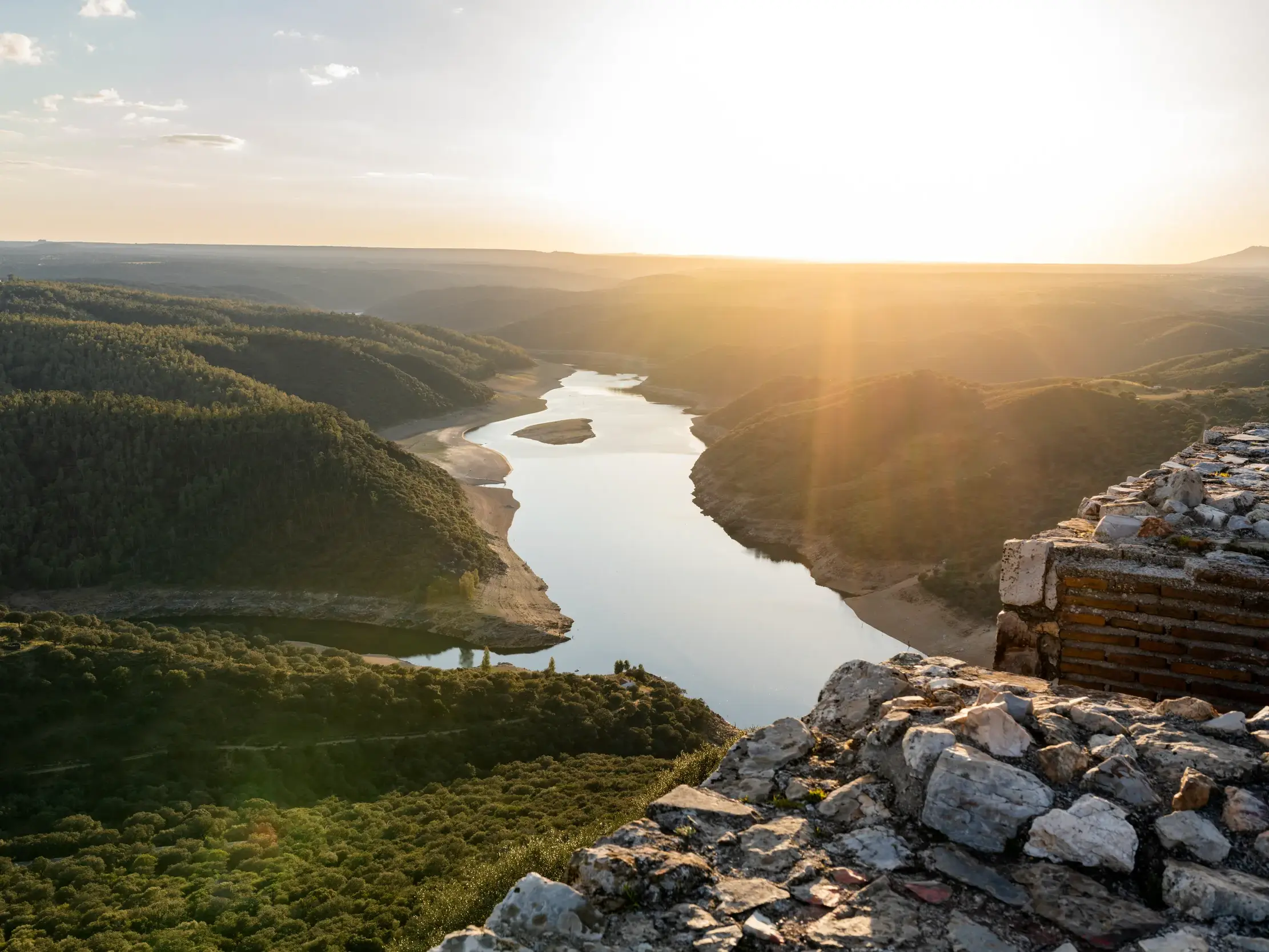 Abendsonne über der weiten Flusslandschaft des Nationalparks von Monfragüe, ein Natur-Highlight der Extremadura.