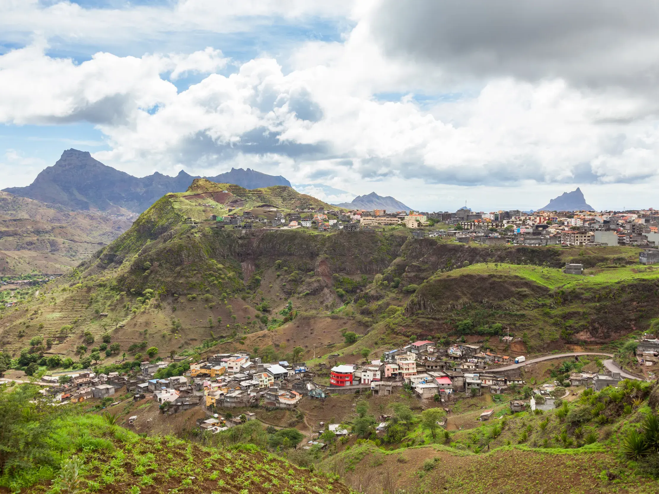 Weitblick über terrassierte Felder und Dörfer im Wandergebiet der Serra Malagueta auf der kapverdischen Insel Santiago.