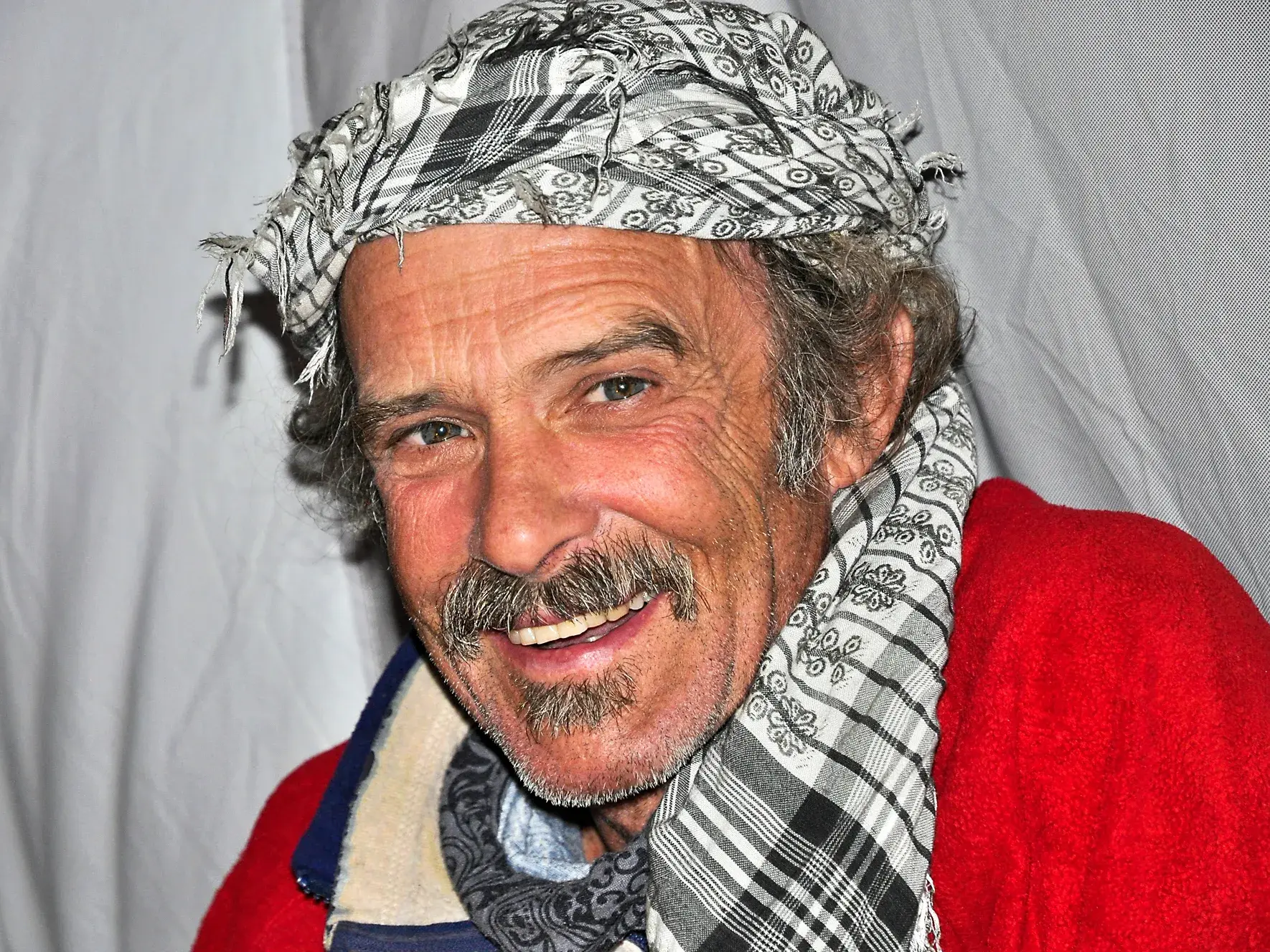 Erfahrener Hauser-Reiseleiter Michael Beek lächelt während der Trekkingreise am Nanga Parbat in Pakistan in die Kamera.