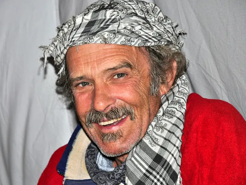 Erfahrener Hauser-Reiseleiter Michael Beek lächelt während der Trekkingreise am Nanga Parbat in Pakistan in die Kamera.