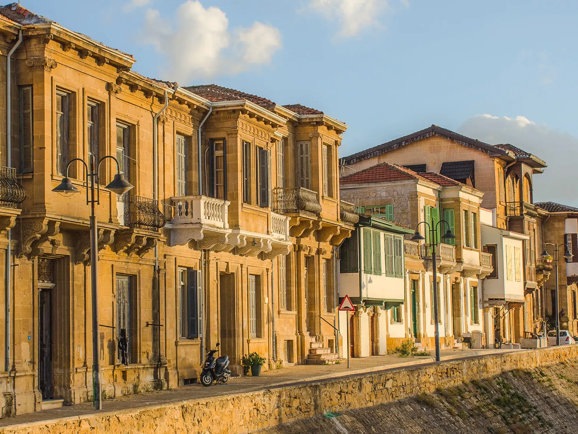 Sandsteinfarbene Stadthäuser mit Balkonen und Fensterläden in einer historischen Gasse der Altstadt von Nikosia, Nordzypern.