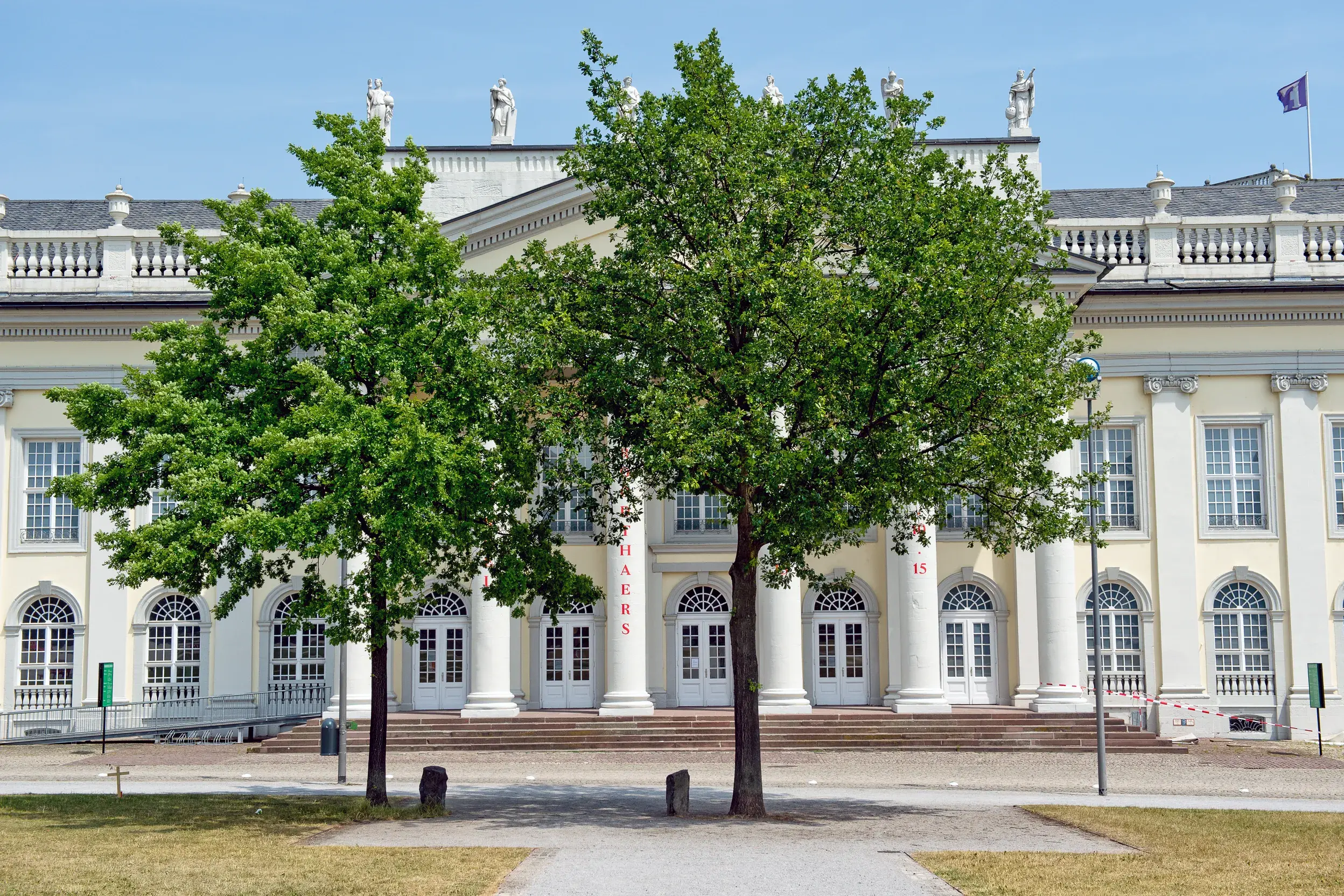 Museum Fridericianum in Kassel mit Beuys-Eichen davor als zentraler Ausstellungsort der documenta