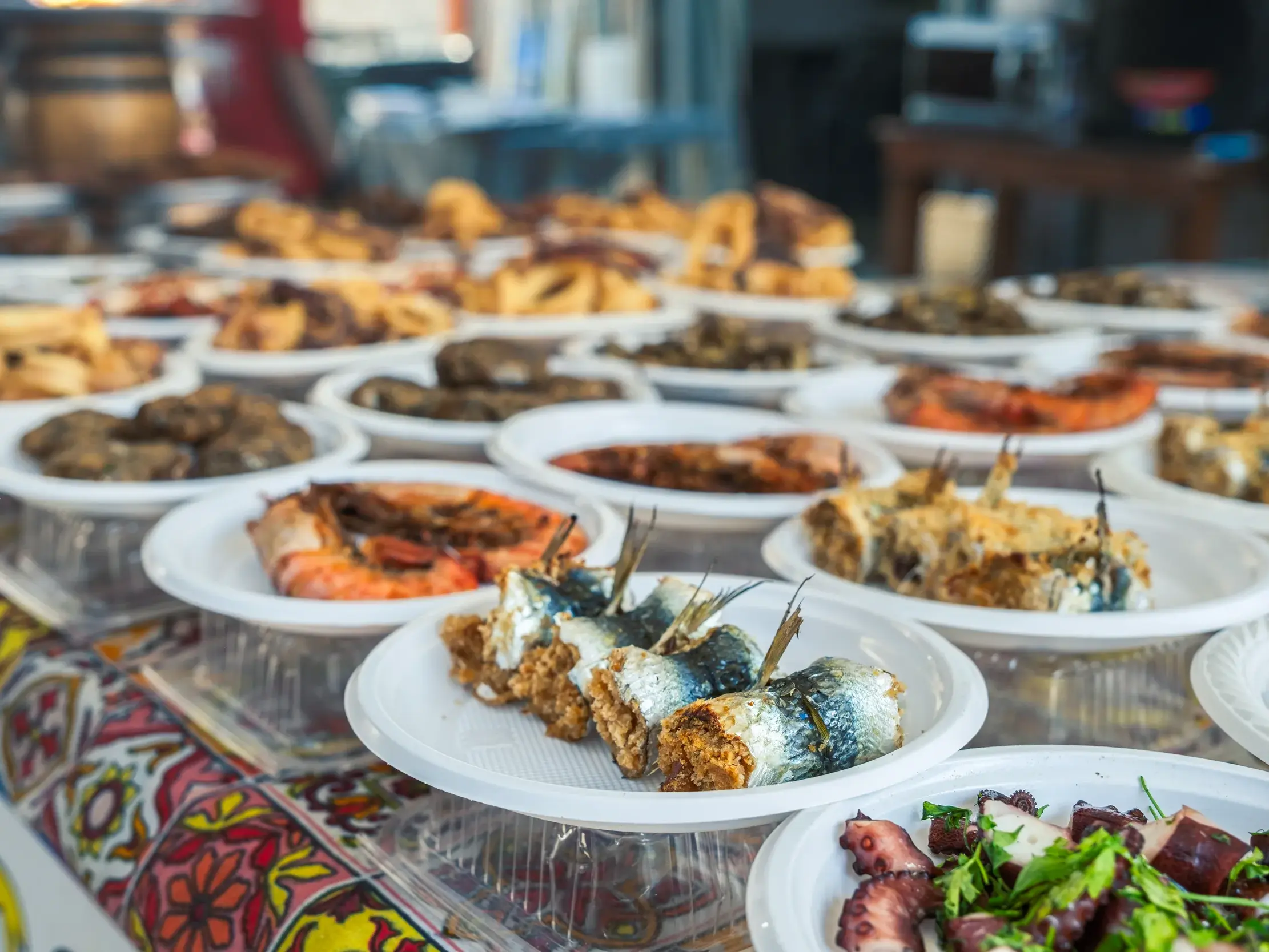 Ein Fest für die Sinne: Sizilianische Antipasti und Meeresfrüchte aufgereiht auf dem Mercato del Capo in Palermo.