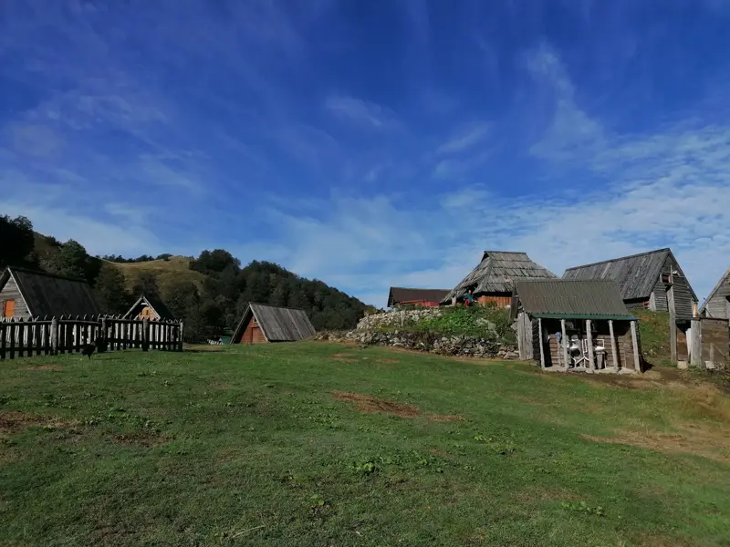 Rustikale Almhütten eines Bergbauernhofs im Bjelasica-Gebirge, Unterkunft während der Wanderreise in Montenegro.