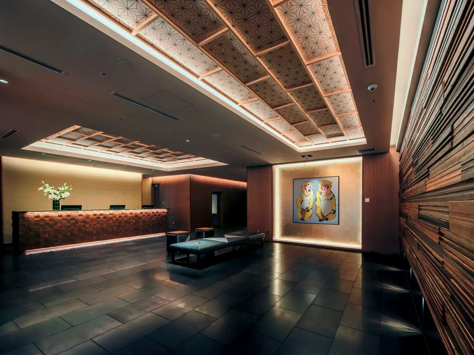 Stilvoller Empfangsbereich im Hotel Nohga Ueno in Tokio mit Rezeption aus Holz und kunstvollen japanischen Designelementen.