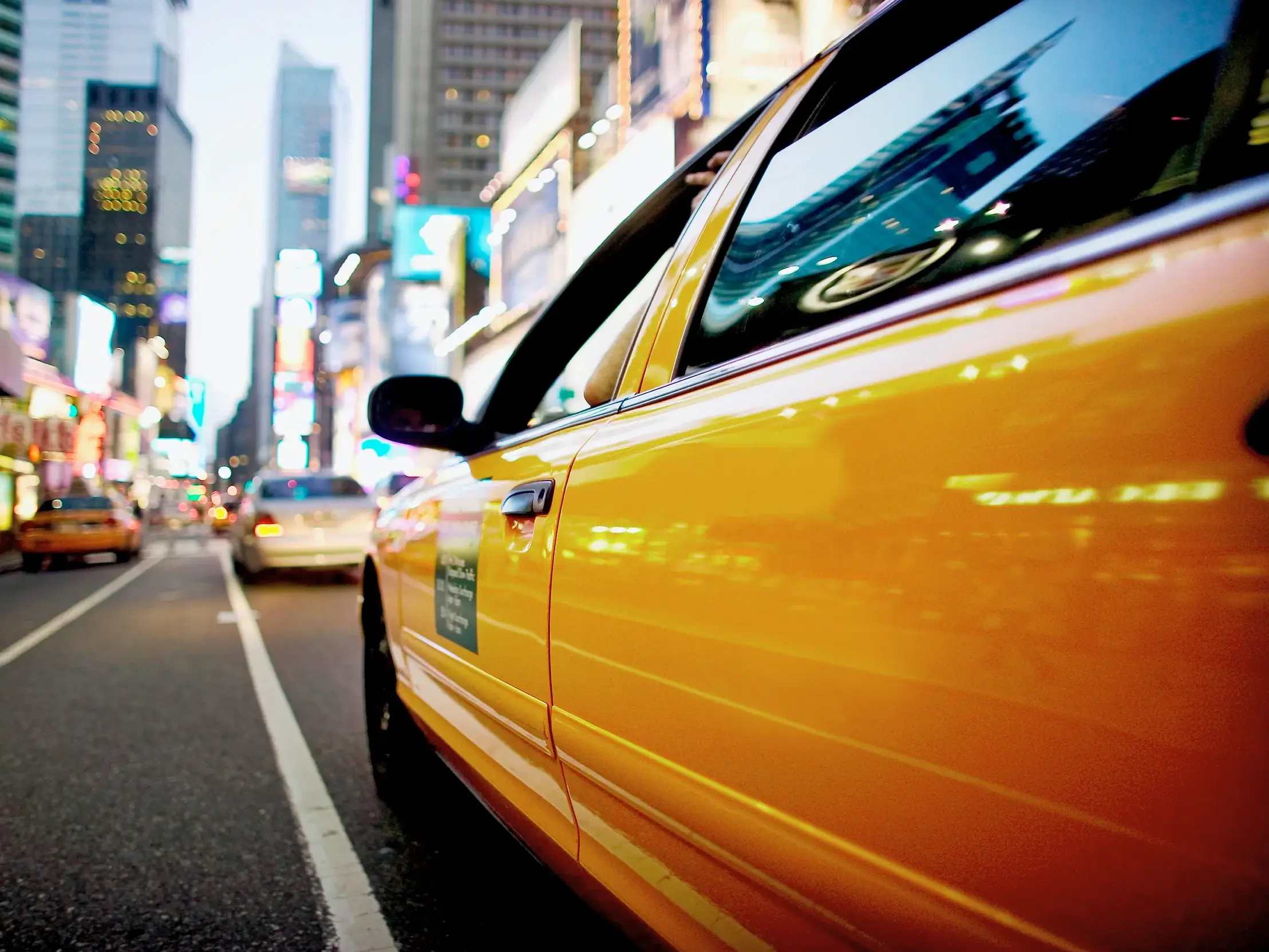 Eines der zahllosen gelben Taxis im pulsierenden Trubel des Times Square in New York.