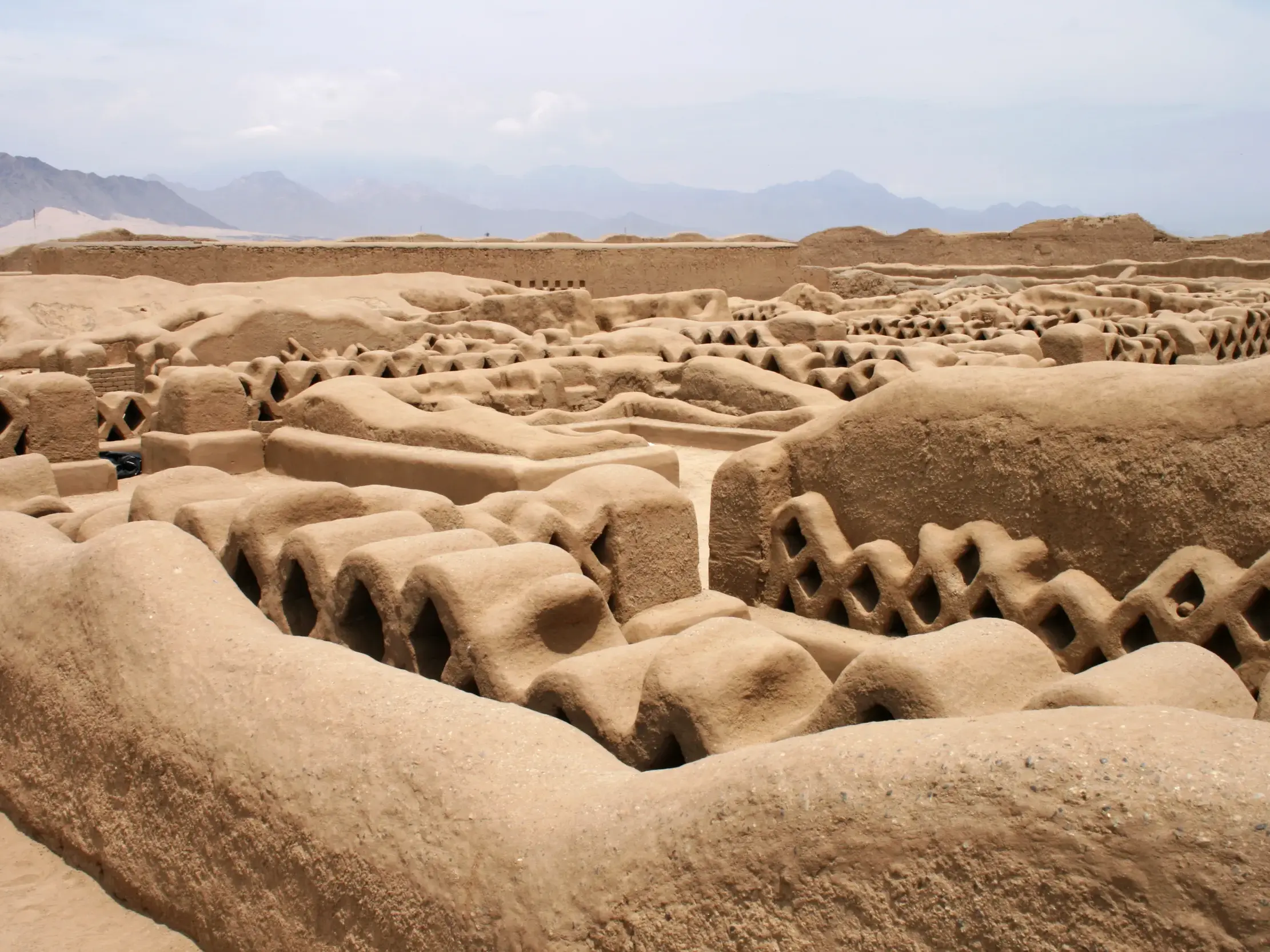 Die beeindruckenden Lehmbauten von Chan Chan, der größten Lehmziegelstadt der Welt und UNESCO-Welterbe in Peru.