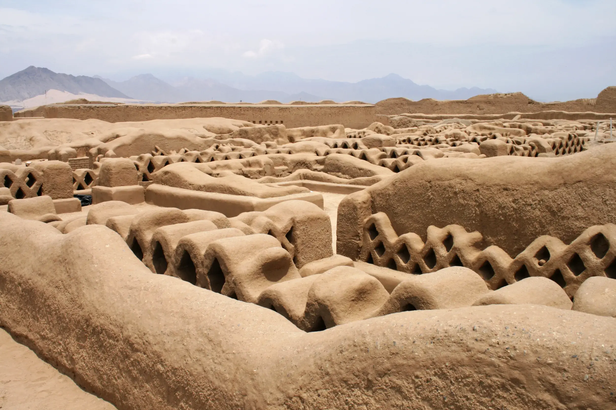 Die beeindruckenden Lehmbauten von Chan Chan, der größten Lehmziegelstadt der Welt und UNESCO-Welterbe in Peru.