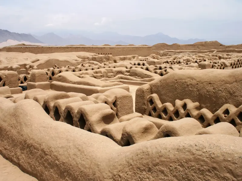 Die beeindruckenden Lehmbauten von Chan Chan, der größten Lehmziegelstadt der Welt und UNESCO-Welterbe in Peru.
