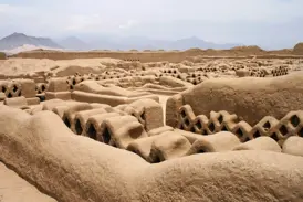 Die beeindruckenden Lehmbauten von Chan Chan, der größten Lehmziegelstadt der Welt und UNESCO-Welterbe in Peru.