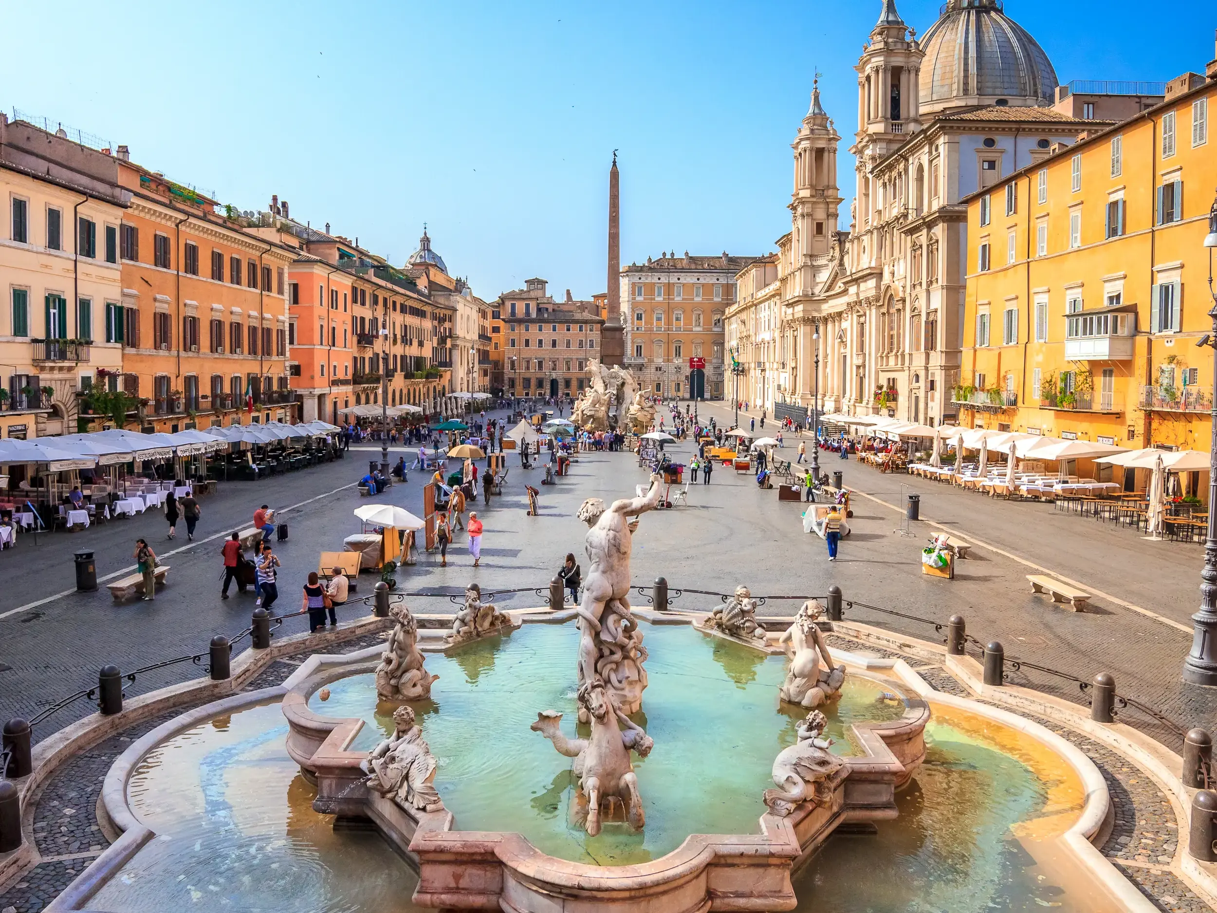 Auf einer Studienreise in Rom die belebte Piazza Navona mit Berninis Vierströmebrunnen und barocken Palästen entdecken.