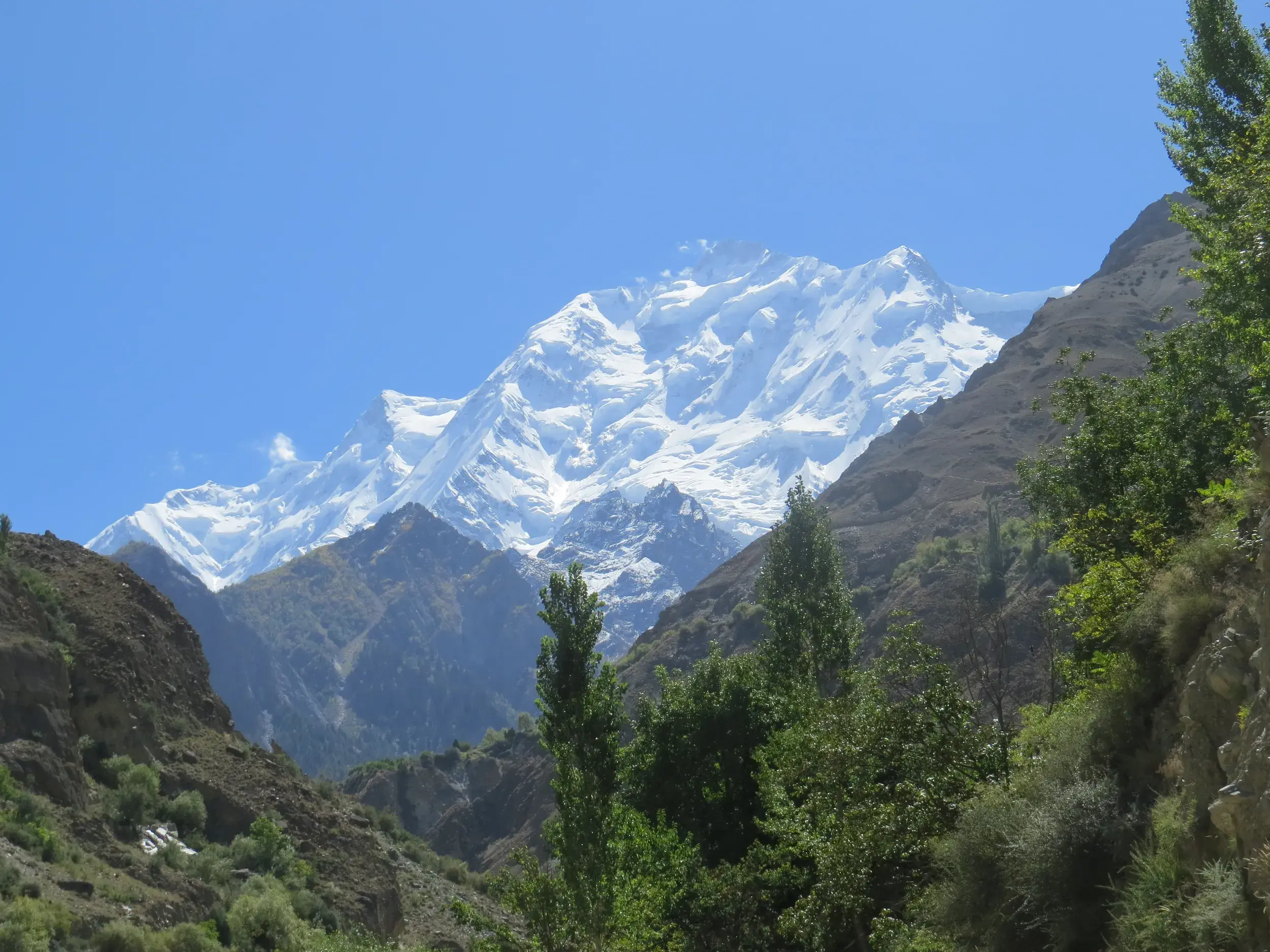 Majestätischer Blick auf die schneebedeckte Rupalwand des Nanga Parbat während einer Trekkingreise in Pakistan.