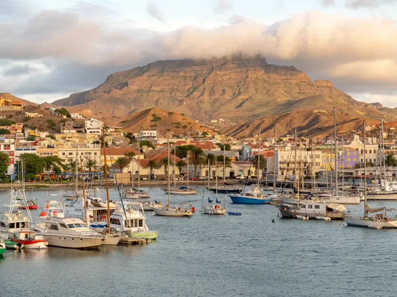 Zahlreiche Boote im Hafen von Mindelo vor der Stadtkulisse mit dem wolkenverhangenen Berg Monte Verde auf Sao Vicente.