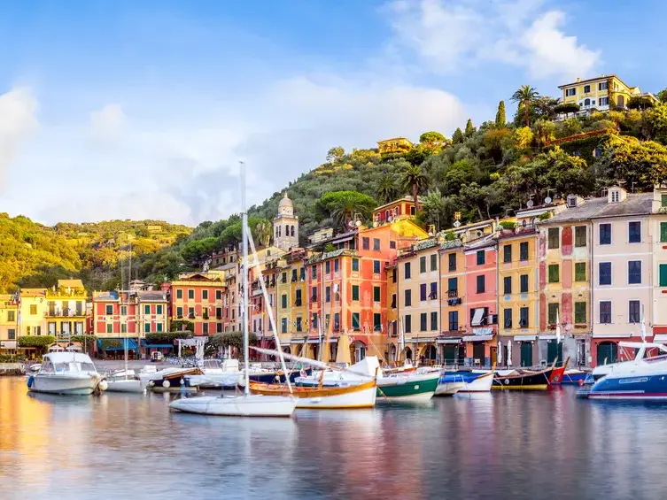 Malerische Hafenansicht von Portofino mit bunten Häuserfassaden und zahlreichen Yachten an der ligurischen Küste.