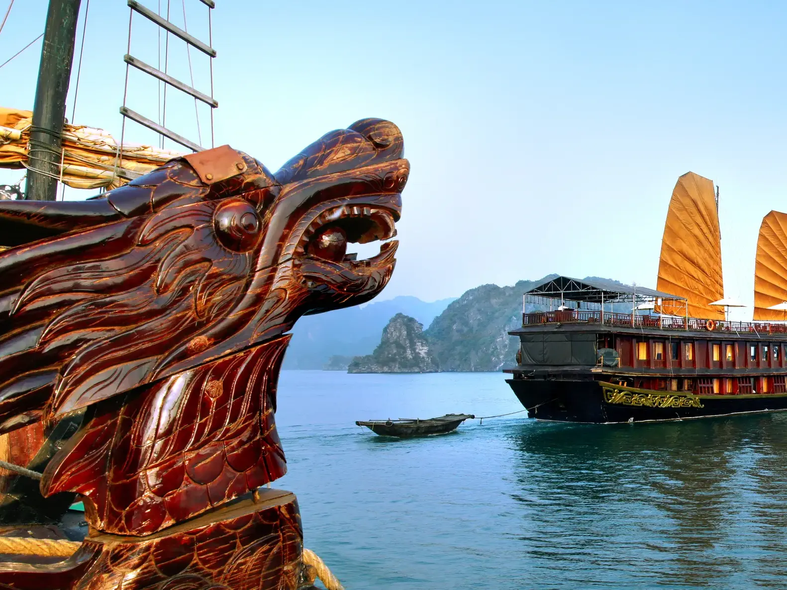 Geschnitzter Drachenkopf am Bug einer Dschunke während einer Studienreise durch die berühmte Halongbucht in Vietnam.