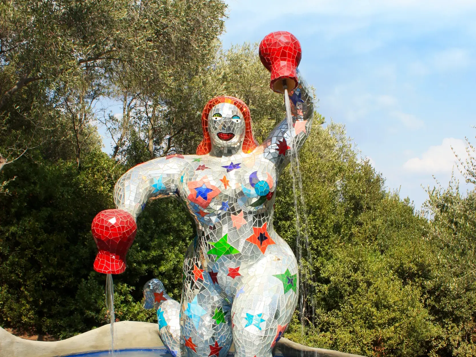 Farbenfrohe Mosaik-Skulptur von Niki de Saint Phalle, die im Tarotgarten bei Capalbio als fantasievoller Brunnen dient.