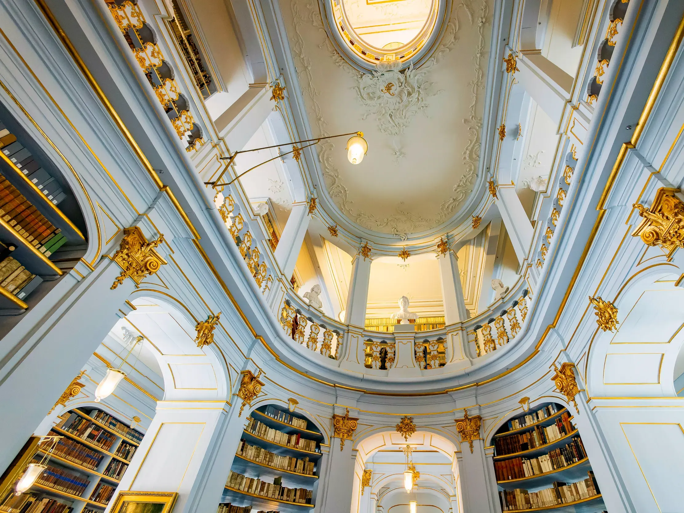 Prachtvoller Rokokosaal mit kunstvollen Galerien und Büchern in der Anna-Amalia-Bibliothek in Weimar.
