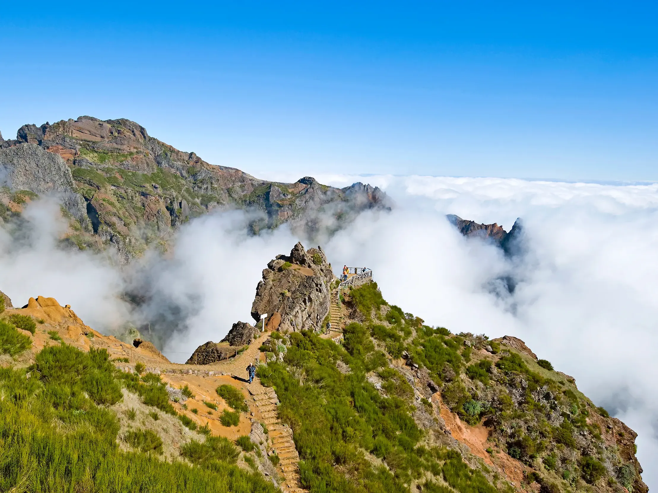 Wandergruppe auf dem Weg zum Pico Ruivo, genießt die Aussicht vom Pico do Arieiro über das Wolkenmeer auf Madeira.