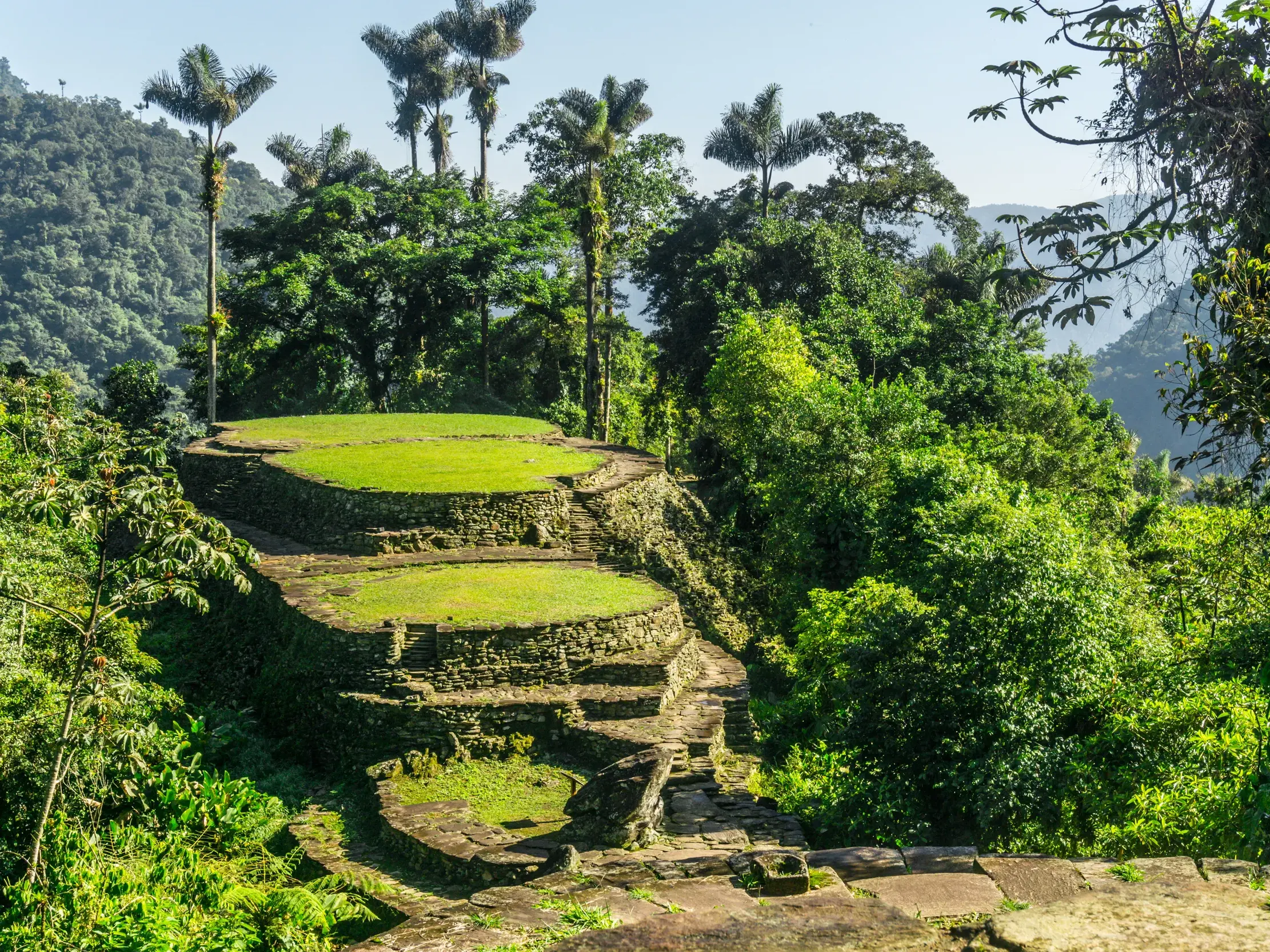 Sonnige Steinterrassen der Ciudad Perdida, der Verlorenen Stadt, inmitten des Dschungels der Sierra Nevada de Santa Marta.