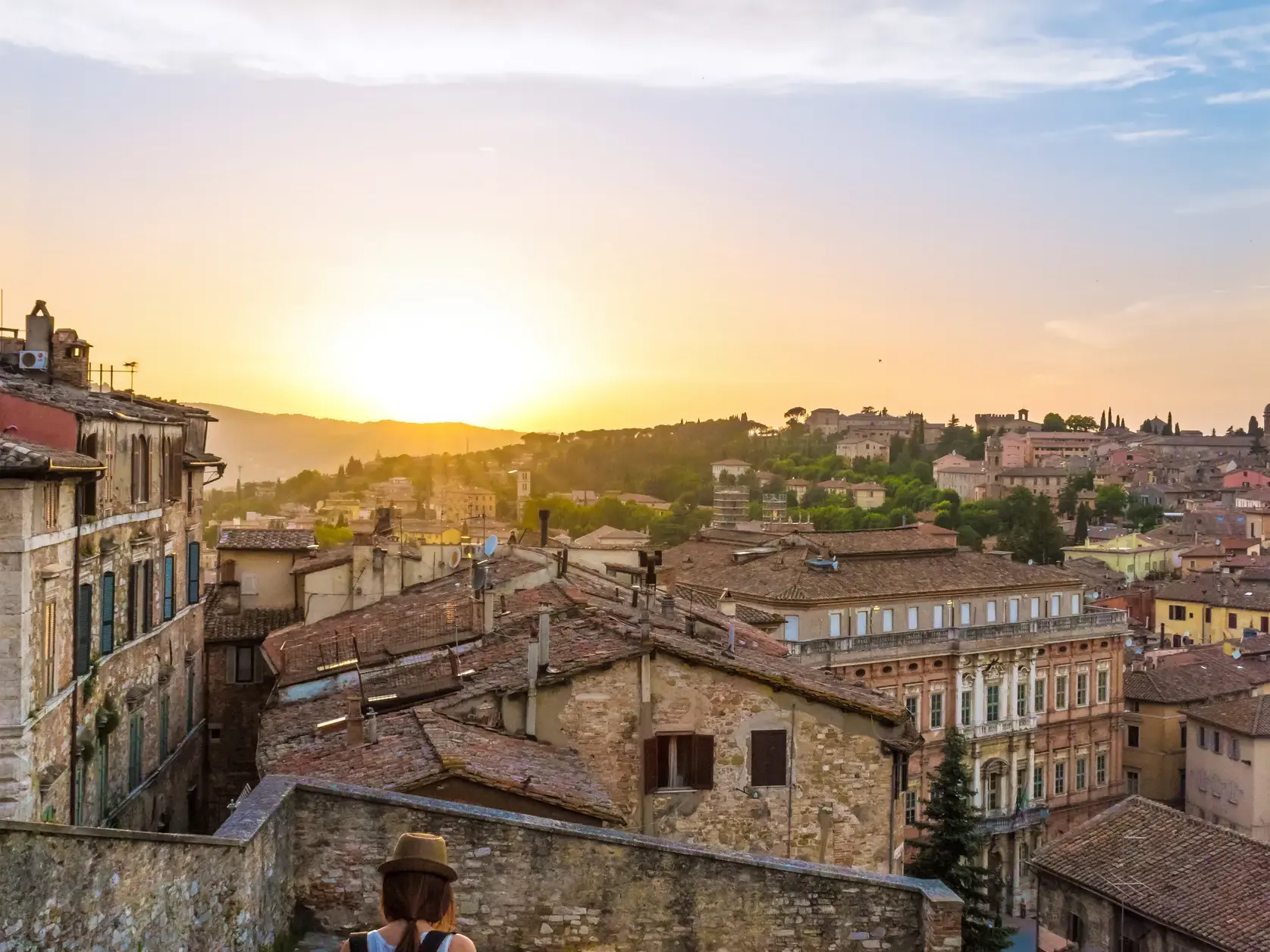Die Dächer und historischen Steinhäuser der Altstadt von Perugia im warmen Licht des Sonnenuntergangs in der Region Umbrien.