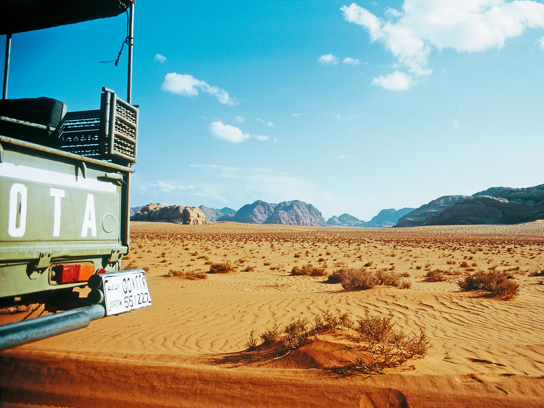Auf der Studiosus- Studienreise geht es auch mit dem Jeep durch die beeindruckende Wüste des Wadi Ram mit ihren roten Felsmassiven in Jordanien.