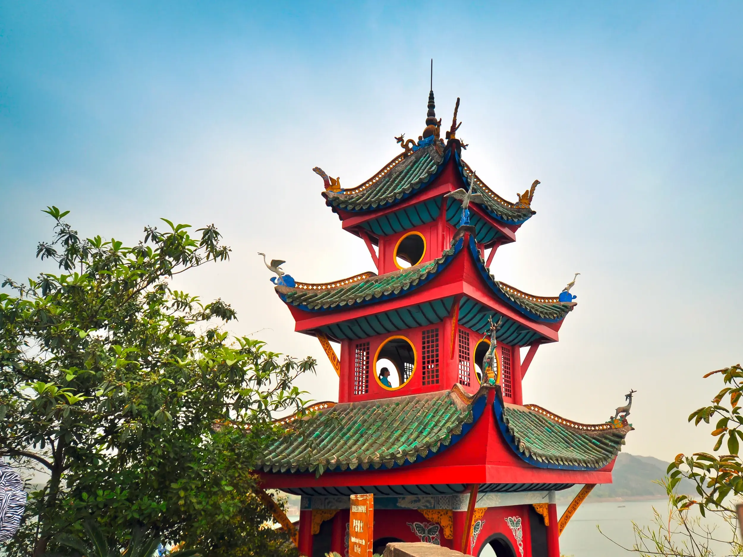 Rote Pagode am Berg Shuanggui mit Blick auf den Yangzi-Fluss während einer unvergesslichen China-Studienreise.