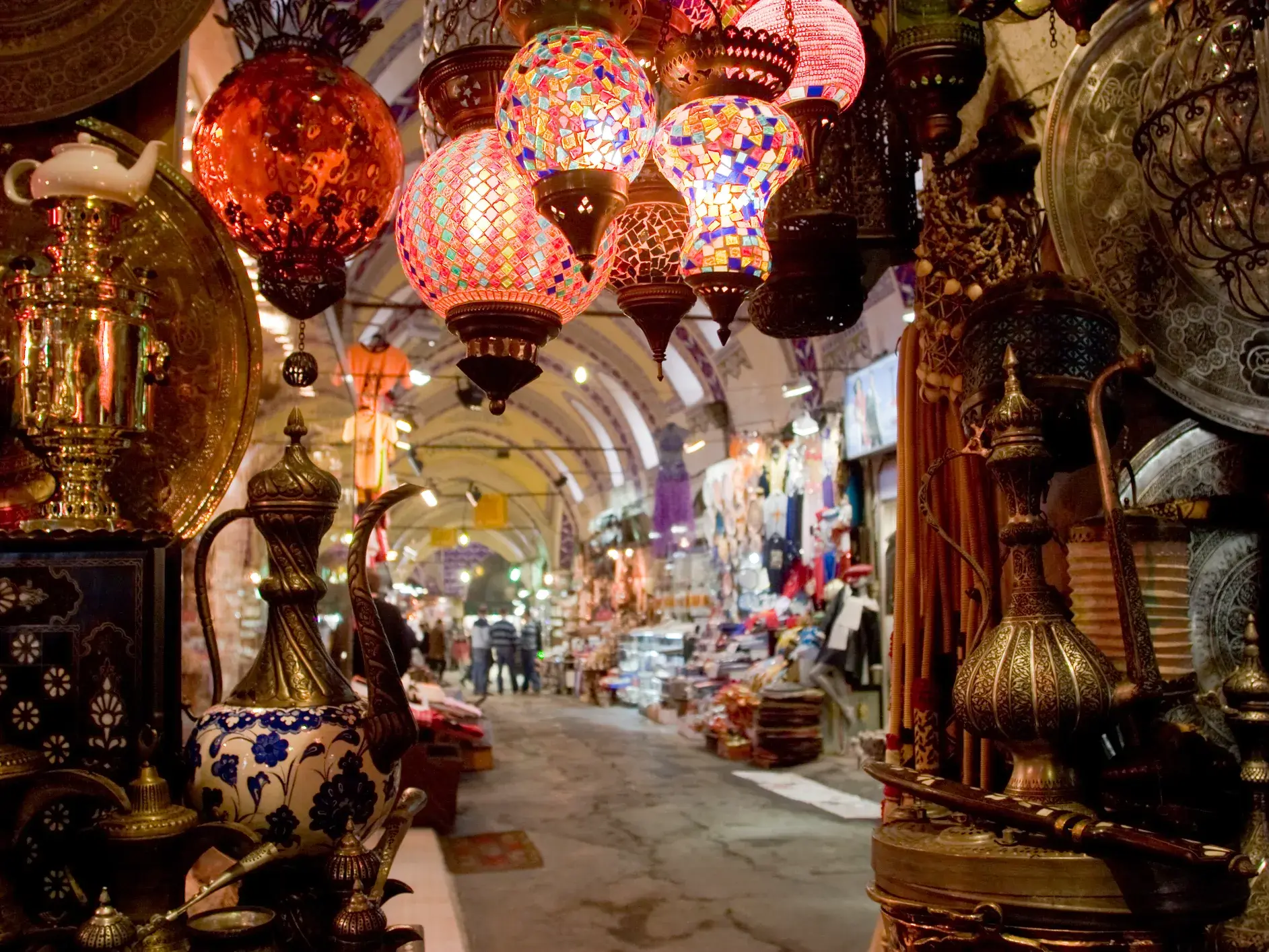 Bunte, leuchtende Glasmosaik-Lampen und traditionelle Waren an einem Stand im stimmungsvollen Großen Basar in Istanbul.