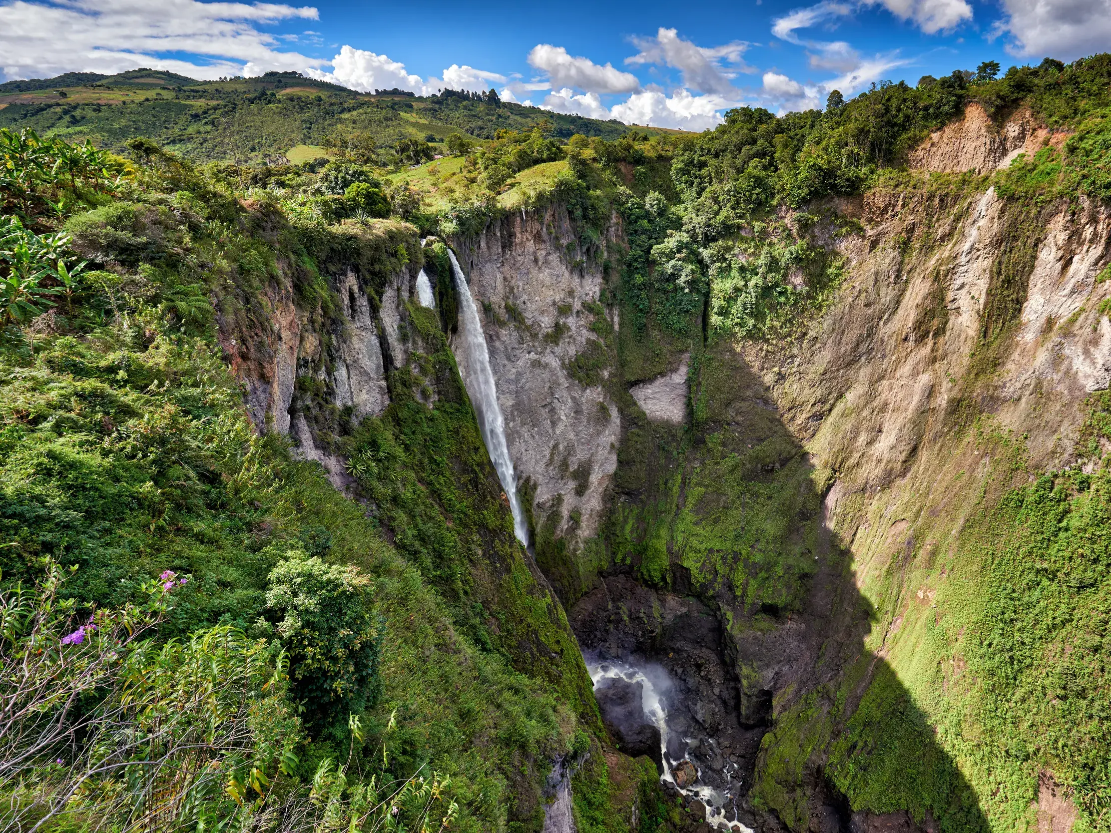 Majestätischer Wasserfall Salto de Mortiño, der nahe San Agustín in eine tiefe, üppig grüne Schlucht in den Anden Kolumbiens stürzt.