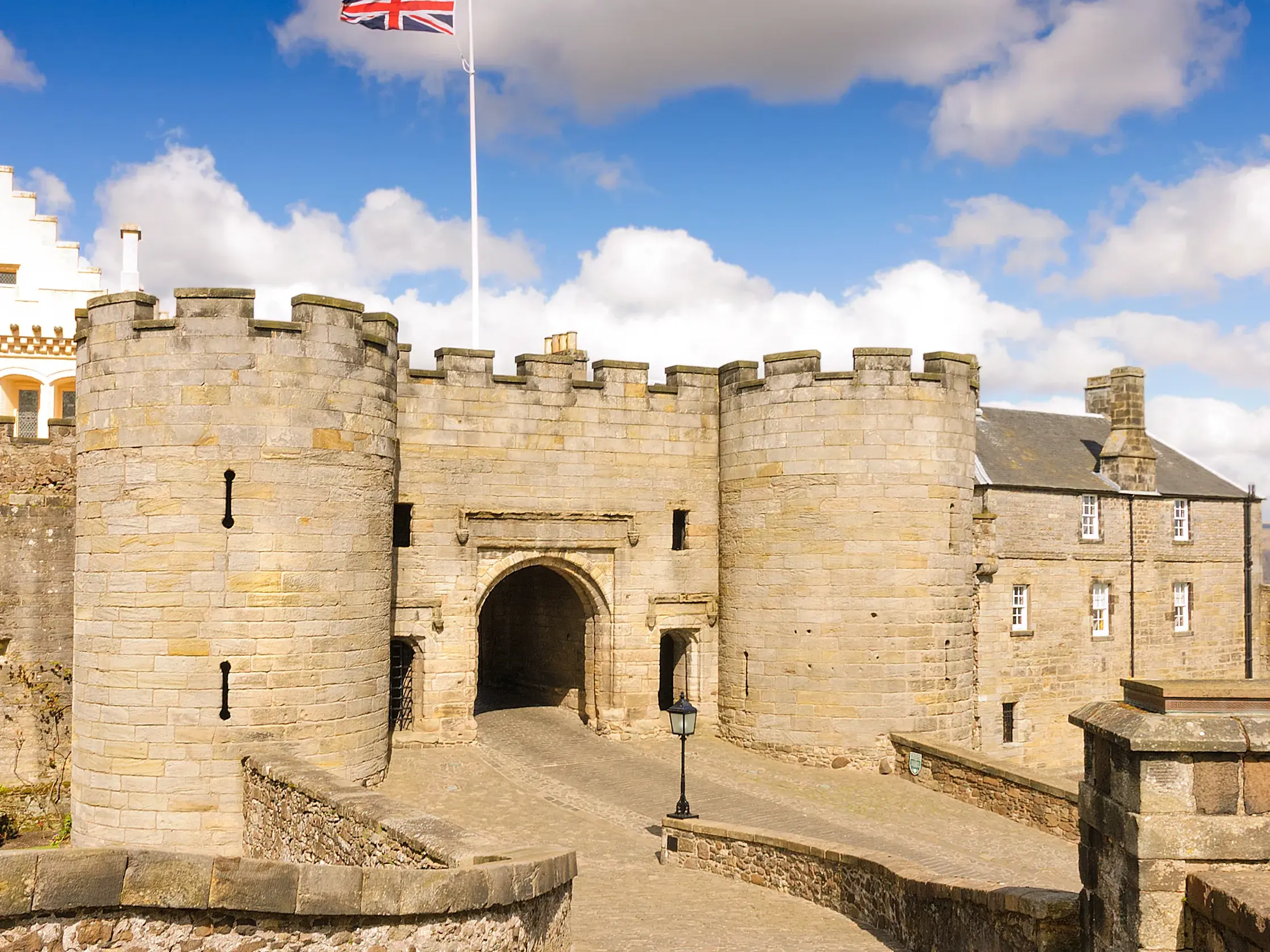 Historisches Eingangstor mit Wehrtürmen von Stirling Castle, der ehemaligen Residenz der schottischen Könige in Schottland.