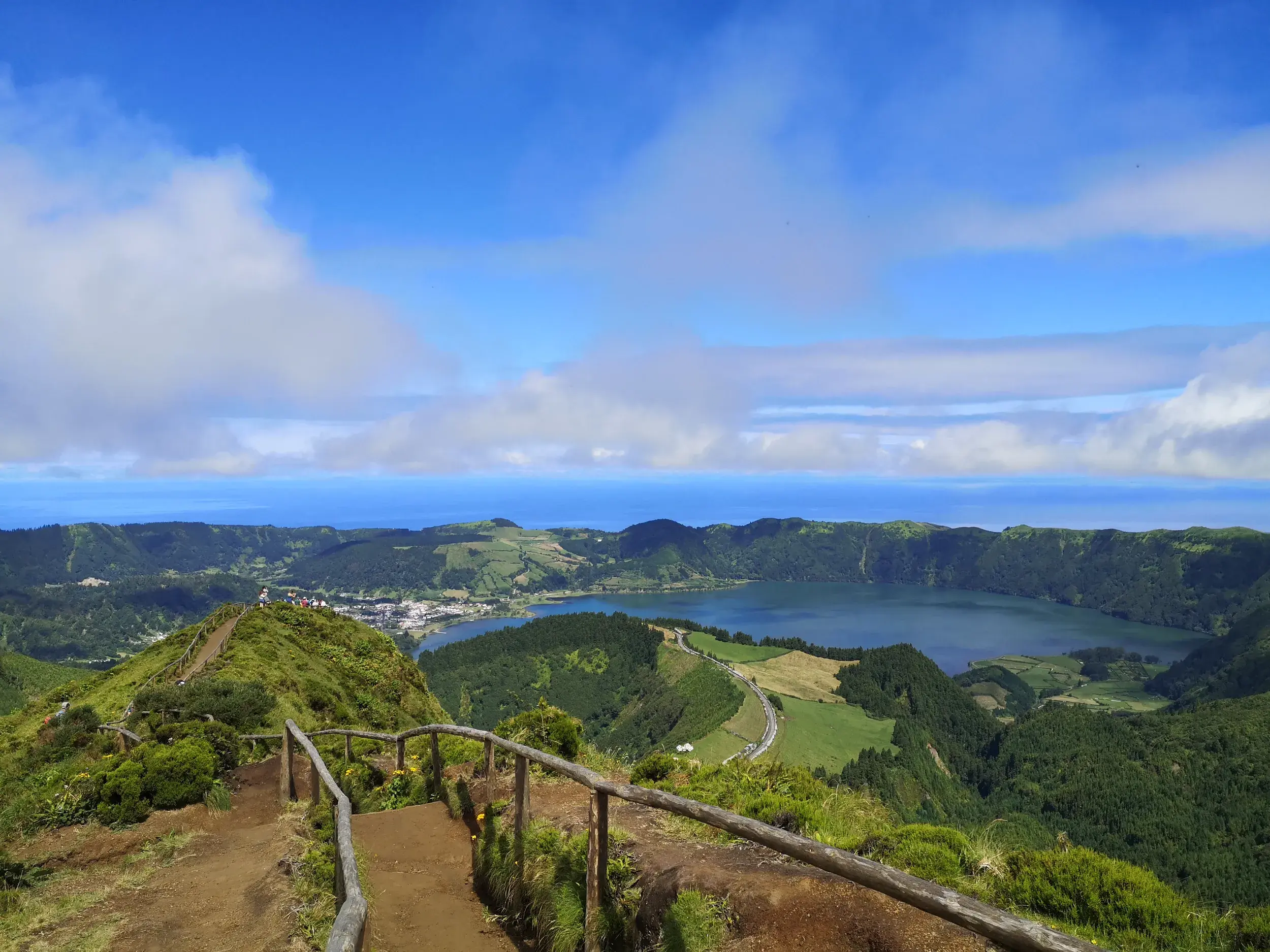 Panoramablick von einem Wanderweg auf die Kraterlandschaft von Sete Cidades mit Lagoa Azul und Lagoa Verde auf São Miguel.