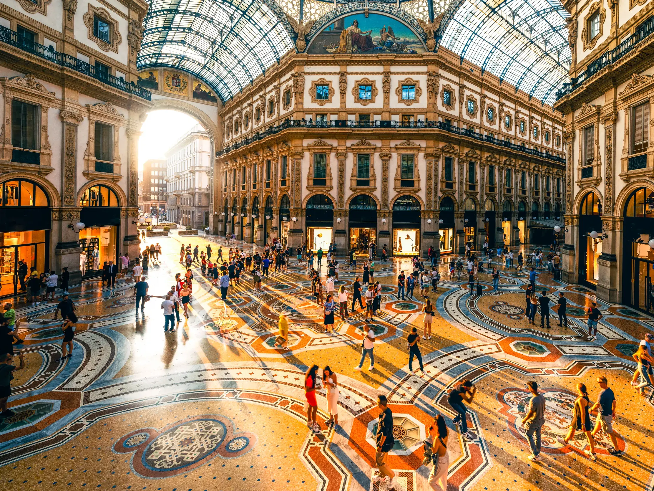 Flanierende Besucher in der prachtvollen Passage Galleria Vittorio Emmanuele II. in Mailand
