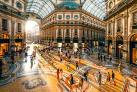 Flanierende Besucher in der prachtvollen Passage Galleria Vittorio Emmanuele II. in Mailand
