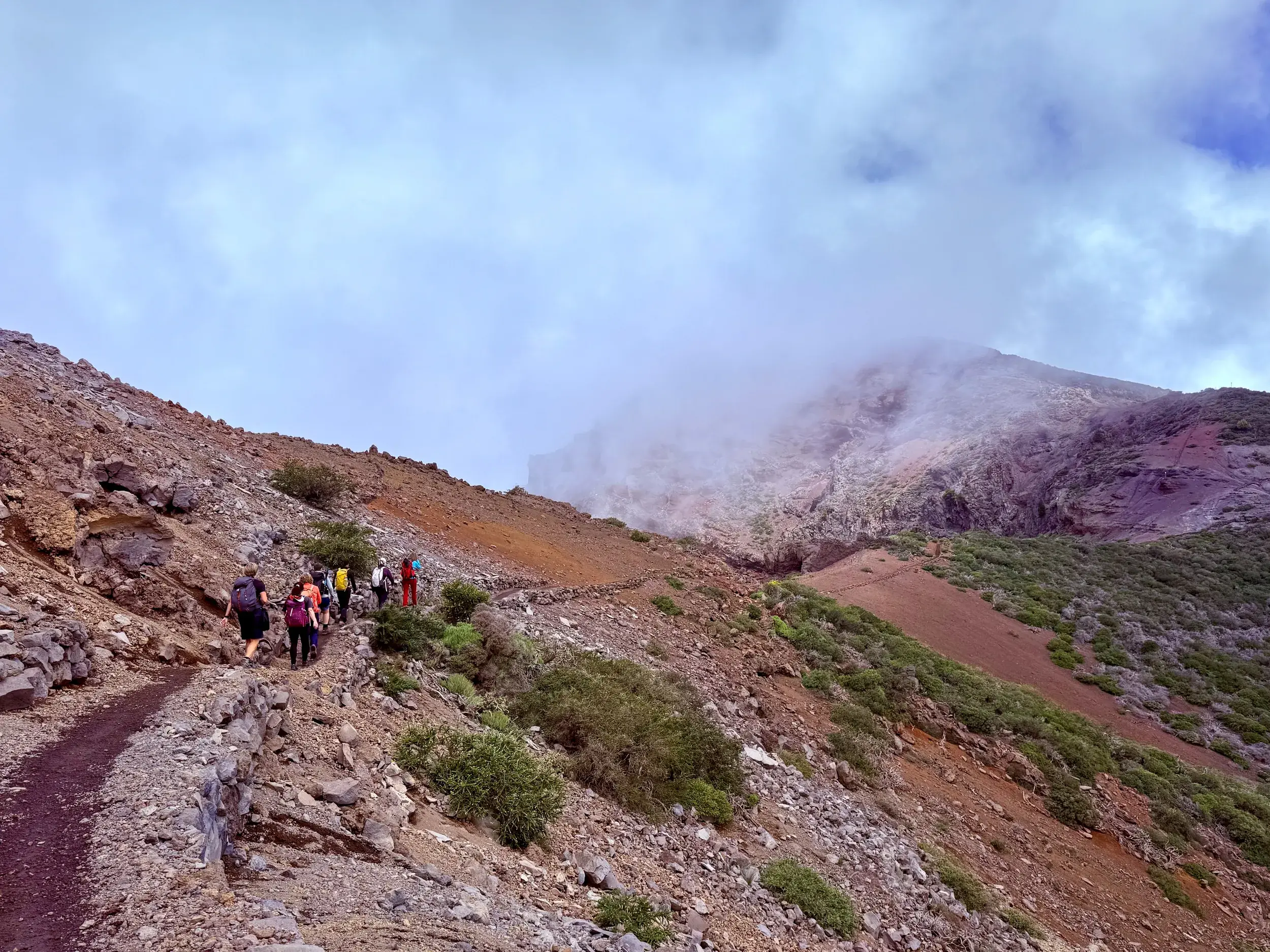 Eine Wandergruppe auf einem Trekkingpfad am Rande des Vulkankraters Caldera de Taburiente auf der Kanareninsel La Palma.