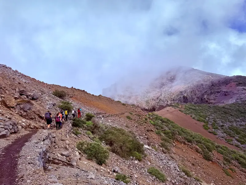 Eine Wandergruppe auf einem Trekkingpfad am Rande des Vulkankraters Caldera de Taburiente auf der Kanareninsel La Palma.