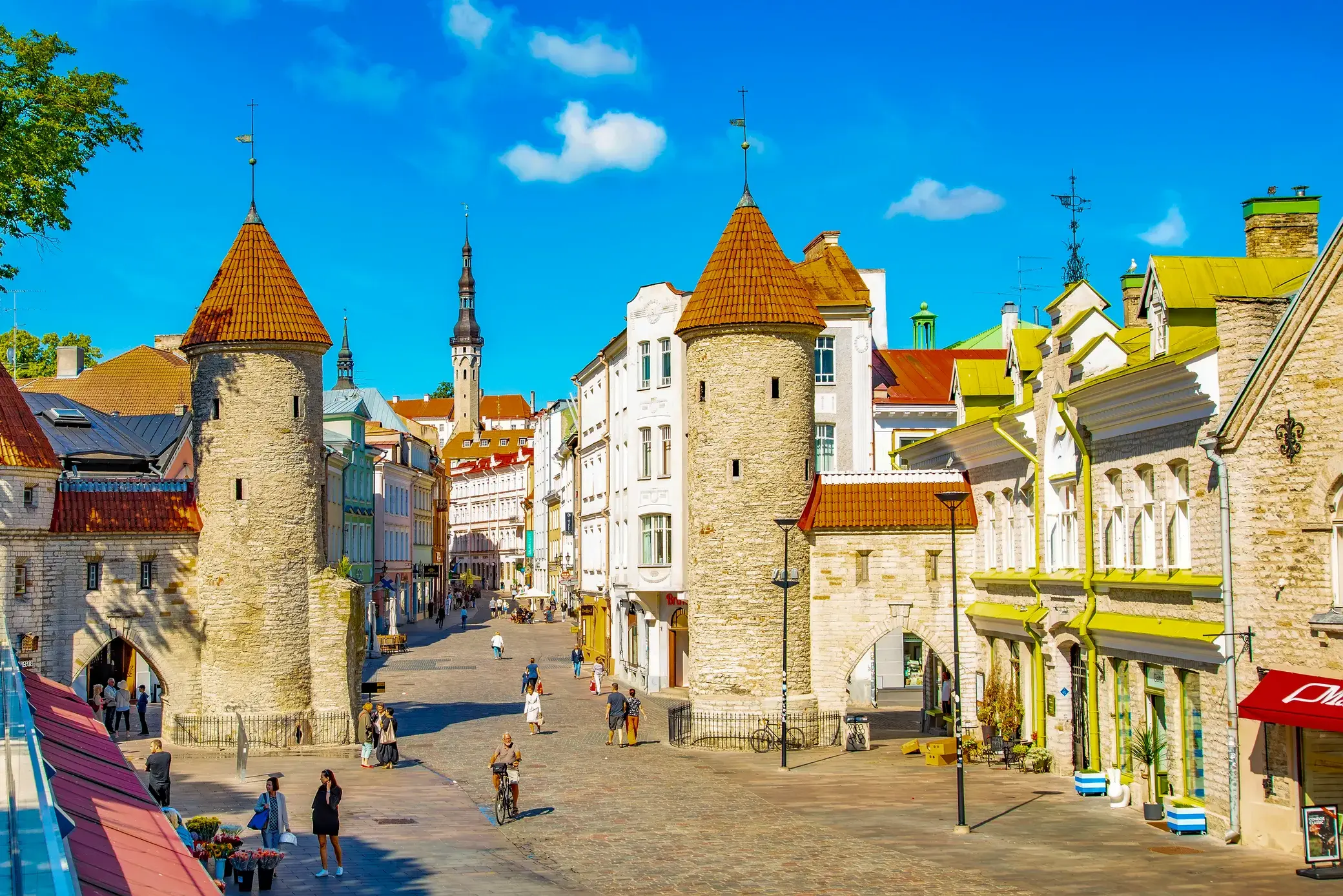 Historische Türme der Stadtmauer am Eingang zur belebten Altstadt von Tallinn, die zum UNESCO-Welterbe gehört.