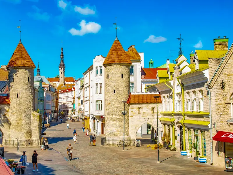 Historische Türme der Stadtmauer am Eingang zur belebten Altstadt von Tallinn, die zum UNESCO-Welterbe gehört.