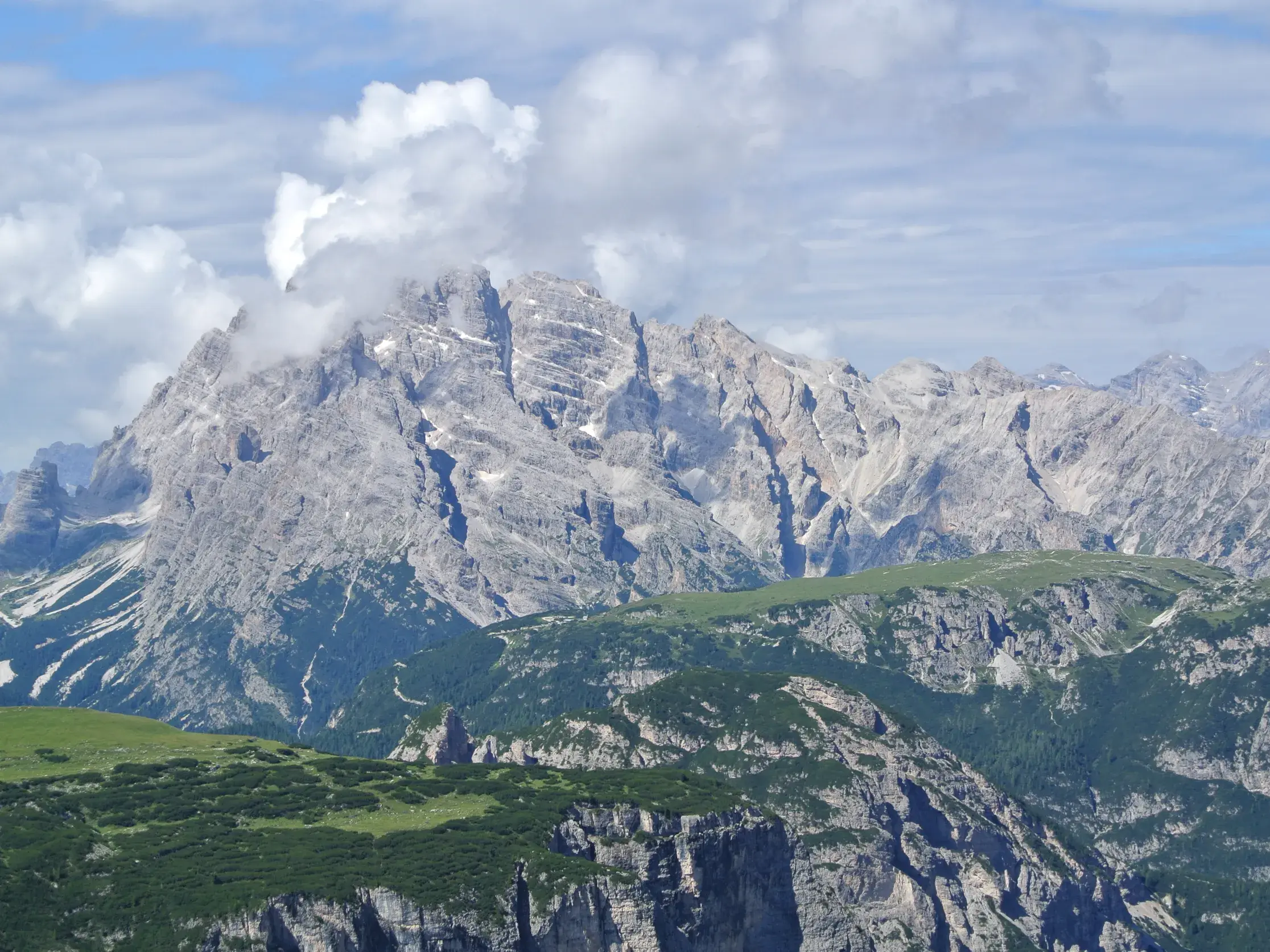 Weiter Blick vom Gipfel des Markinkele auf die schroffen Felsen der Sextner Dolomiten bei einer Wanderung in Südtirol.