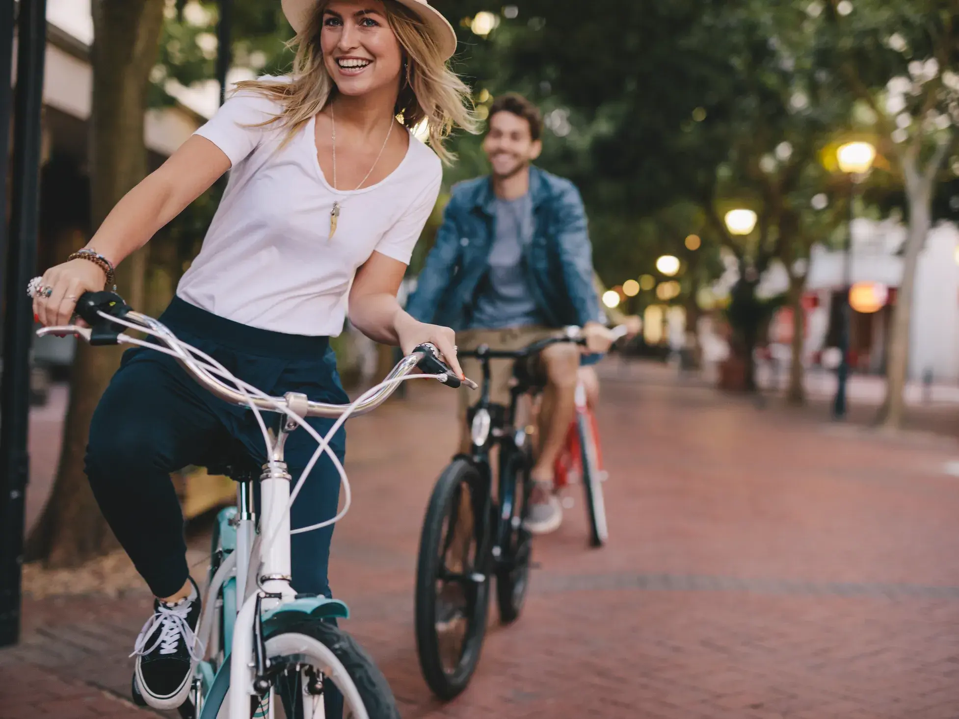 Junge Leute entdecken lachend Old Delhi bei einer geführten Fahrradtour auf ihrer Gruppenreise für junge Leute durch Indien.