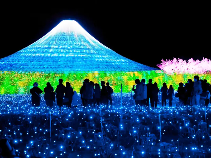 Besucher bestaunen die Illuminationen in Nabana no Sato: Millionen LEDs bilden den Fuji und ein Lichtermeer bei Nacht.