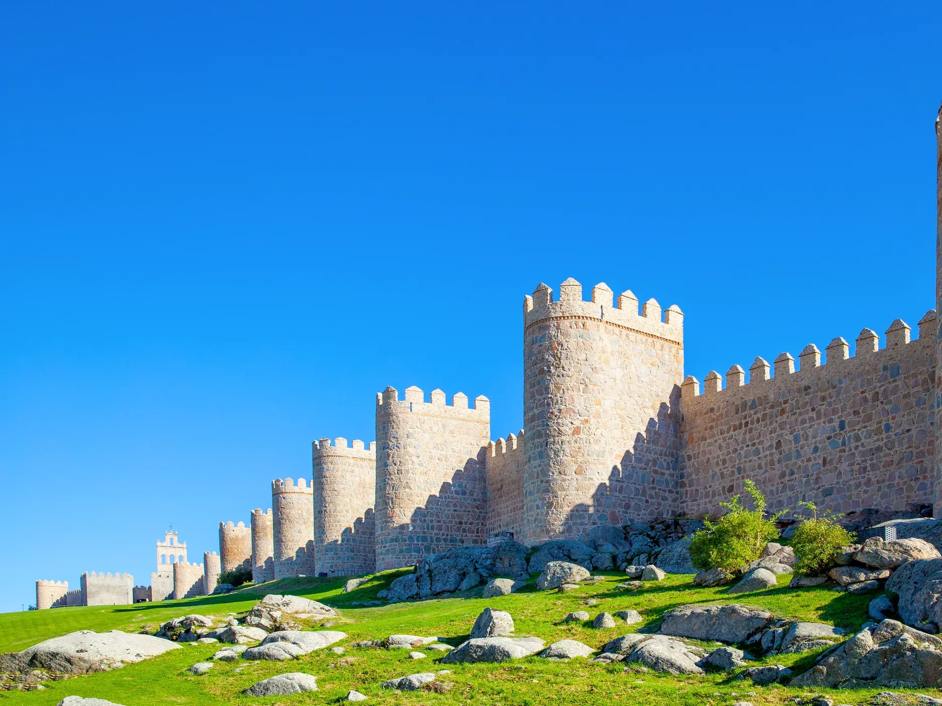 Die gut erhaltene, historische Stadtmauer von Ávila (UNESCO-Welterbe) bei Sonnenschein in Kastilien.