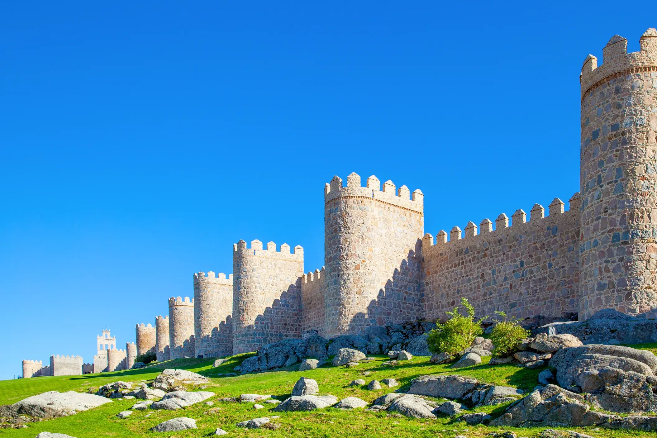 Die gut erhaltene, historische Stadtmauer von Ávila (UNESCO-Welterbe) bei Sonnenschein in Kastilien.