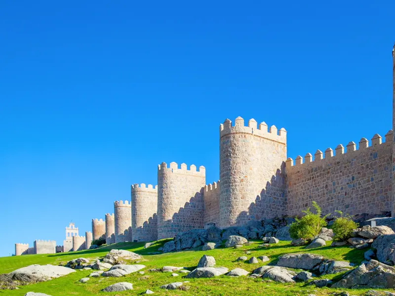 Die gut erhaltene, historische Stadtmauer von Ávila (UNESCO-Welterbe) bei Sonnenschein in Kastilien.