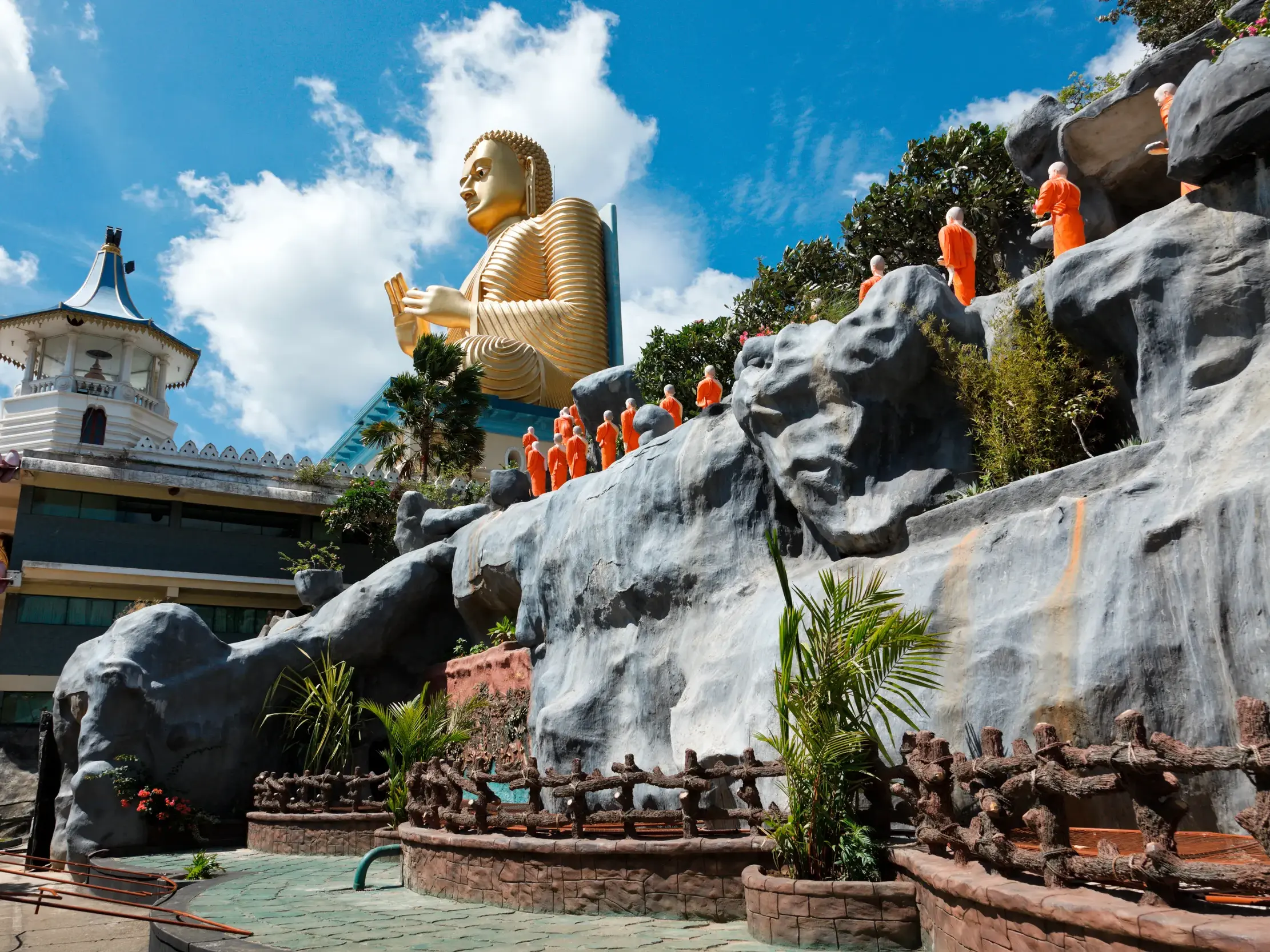 Imposante goldene Buddha-Statue am Höhlentempel in Dambulla, einem Highlight auf einer Kleingruppenreise durch Sri Lanka.