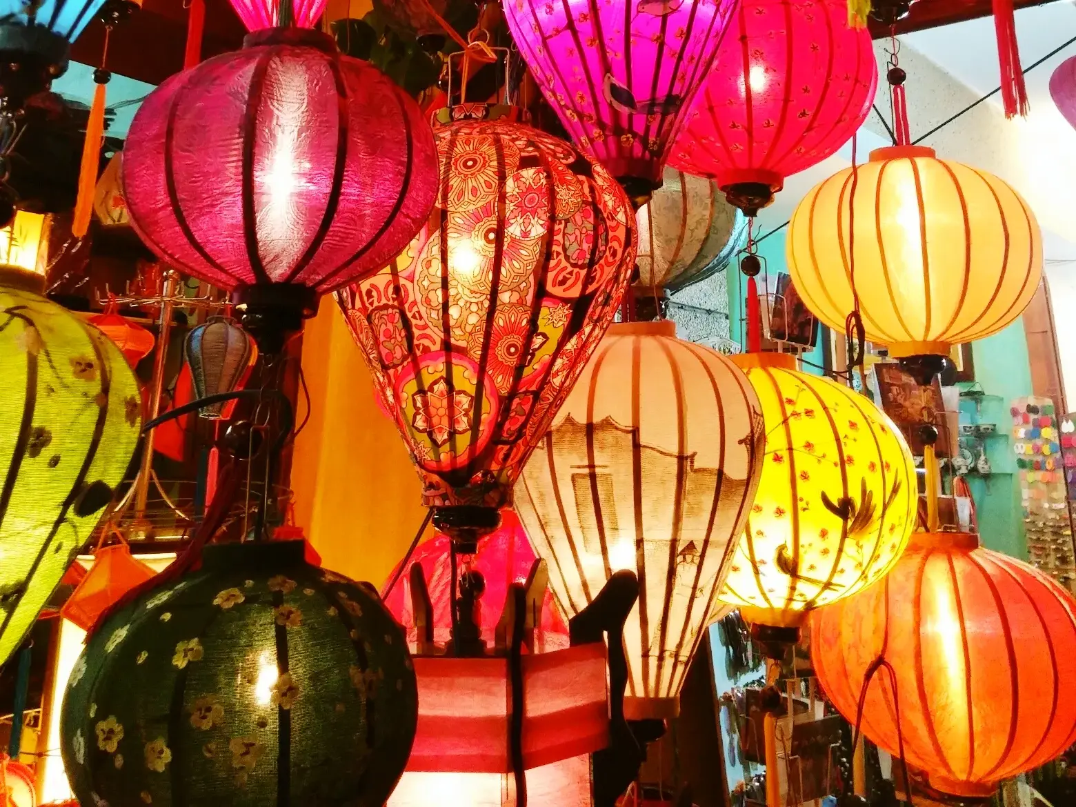 Zahlreiche farbenfrohe, handbemalte Seidenlaternen leuchten stimmungsvoll in der zum UNESCO-Welterbe gehörenden Altstadt von Hoi An.