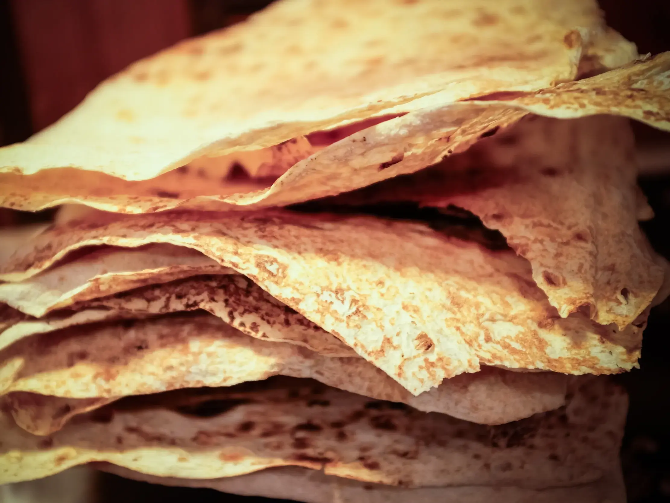 Ein Stapel von dünnem, goldbraun gebackenem Lavasch-Fladenbrot, eine landestypische Spezialität aus Armenien.